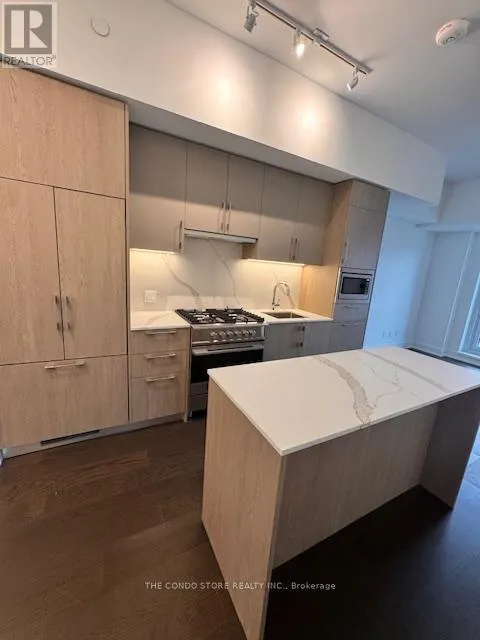 Apartment for rent: 301 - 8 Manor Road W, Toronto, Ontario M4S 0E6