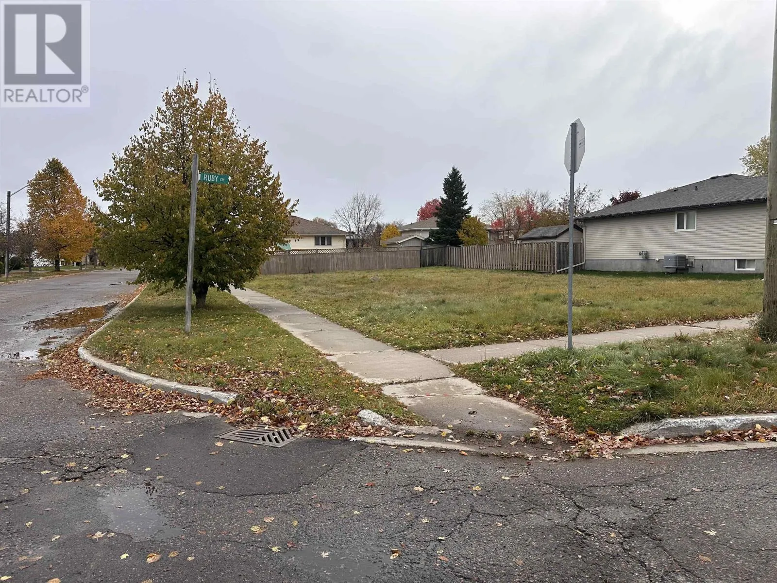 301 Ruby Cres, Thunder Bay, Ontario P7G 1B1