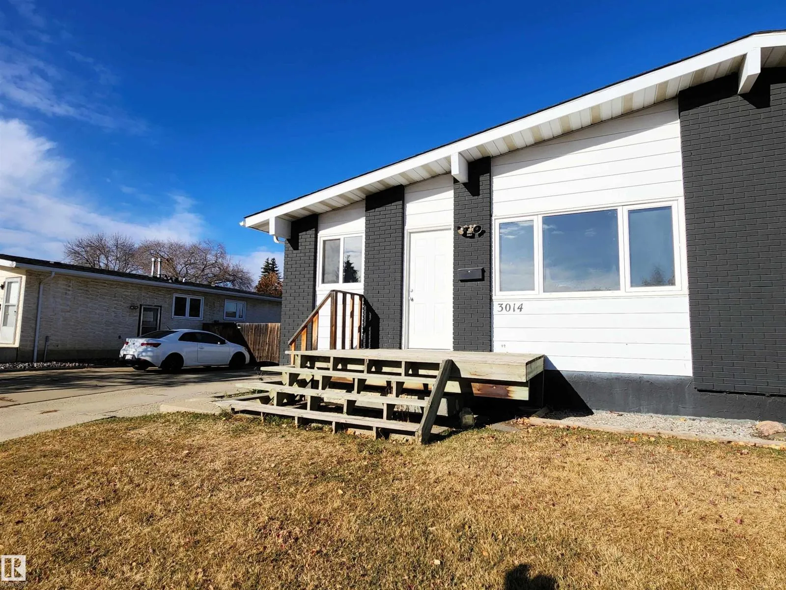 Duplex for rent: 3014 132 Av Nw, Edmonton, Alberta T5A 2Z1