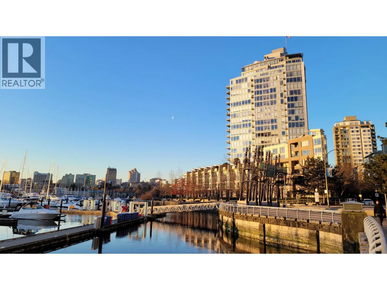 Apartment for rent: 302 1228 Marinaside Crescent, Vancouver, British Columbia V6Z 2W4