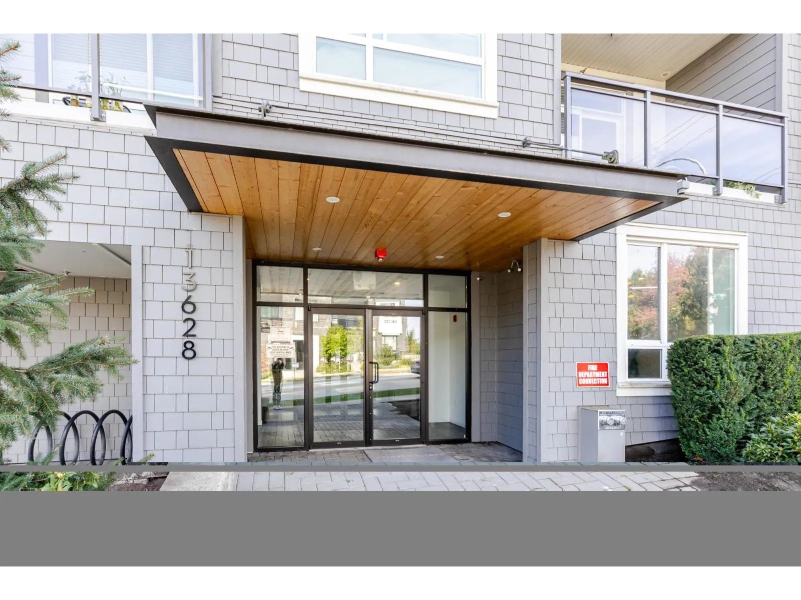 Apartment for rent: 302 13628 81a Avenue, Surrey, British Columbia V3W 3E2