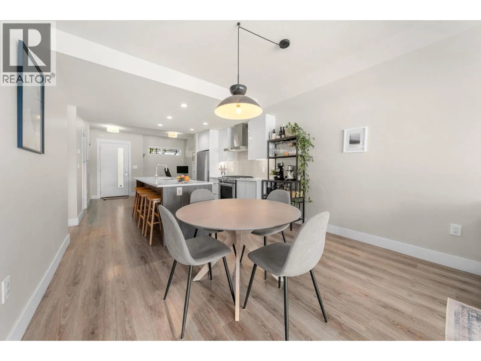 Apartment for rent: 302 1496 Charlotte Road, North Vancouver, British Columbia V7J 0C9