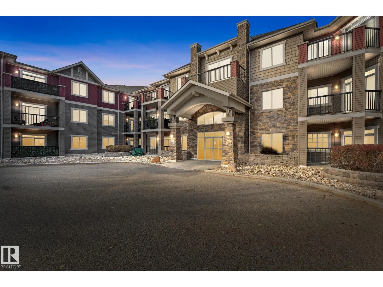 Apartment for rent: #302 2503 Hanna Cr Nw, Edmonton, Alberta T6R 0H1