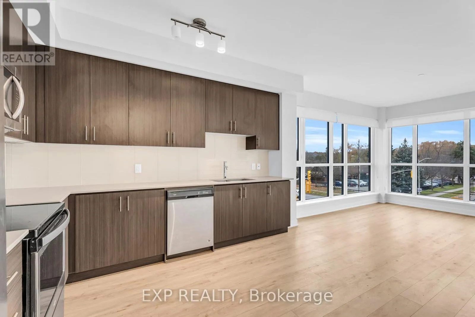 Apartment for rent: 302 - 340 Plains Road E, Burlington, Ontario L7T 0C2