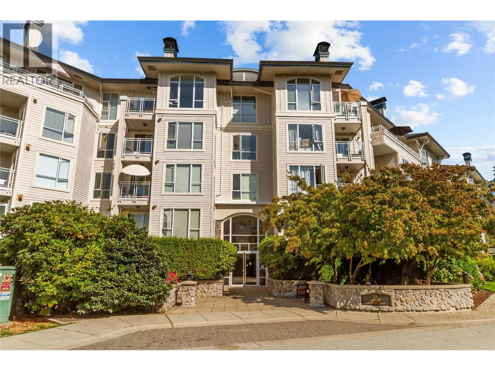 Apartment for rent: 302 3608 Deercrest Drive, North Vancouver, British Columbia V7G 2S8