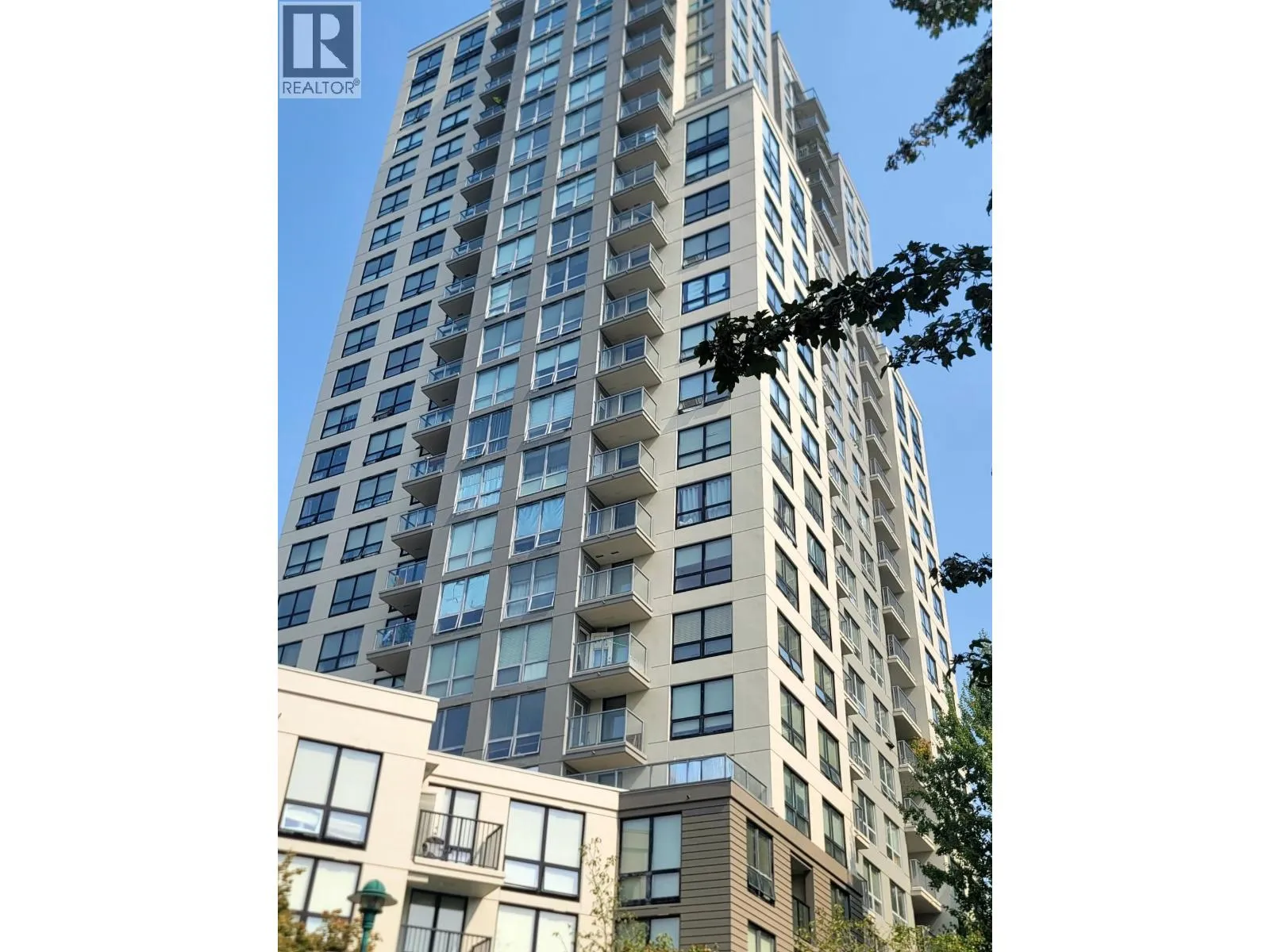 Apartment for rent: 302 3663 Crowley Drive, Vancouver, British Columbia V5R 6H4