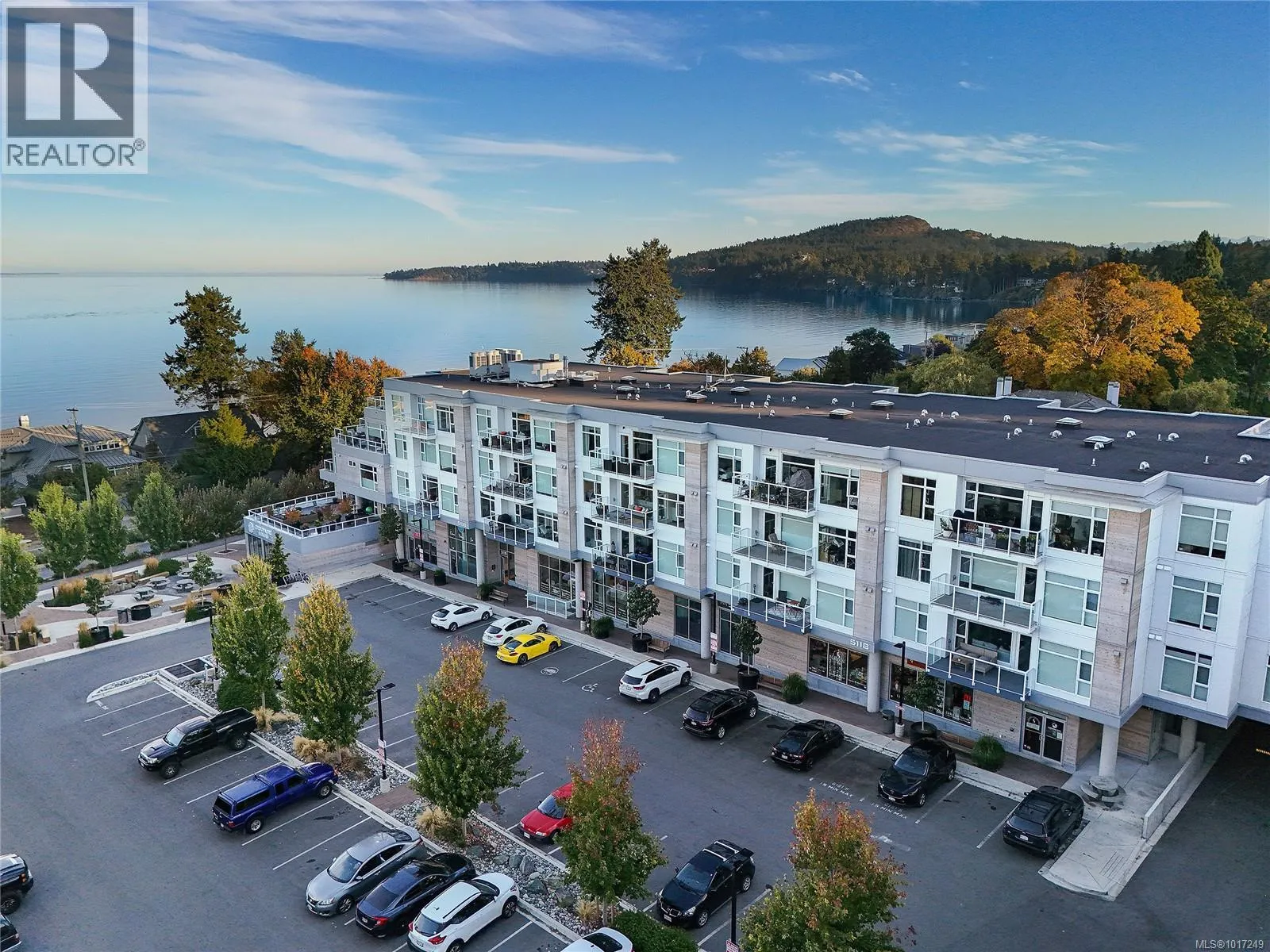 Apartment for rent: 302 5118 Cordova Bay Rd, Saanich, British Columbia V8Y 2K5