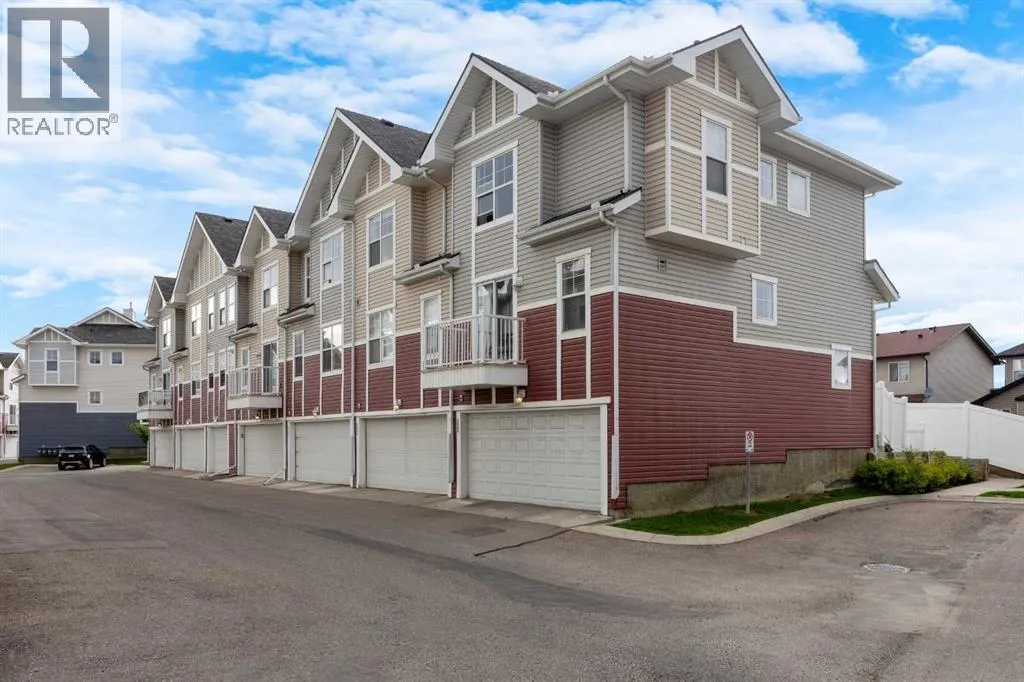 Row / Townhouse for rent: 3022 New Brighton Gardens Se, Calgary, Alberta T2Z 0A5