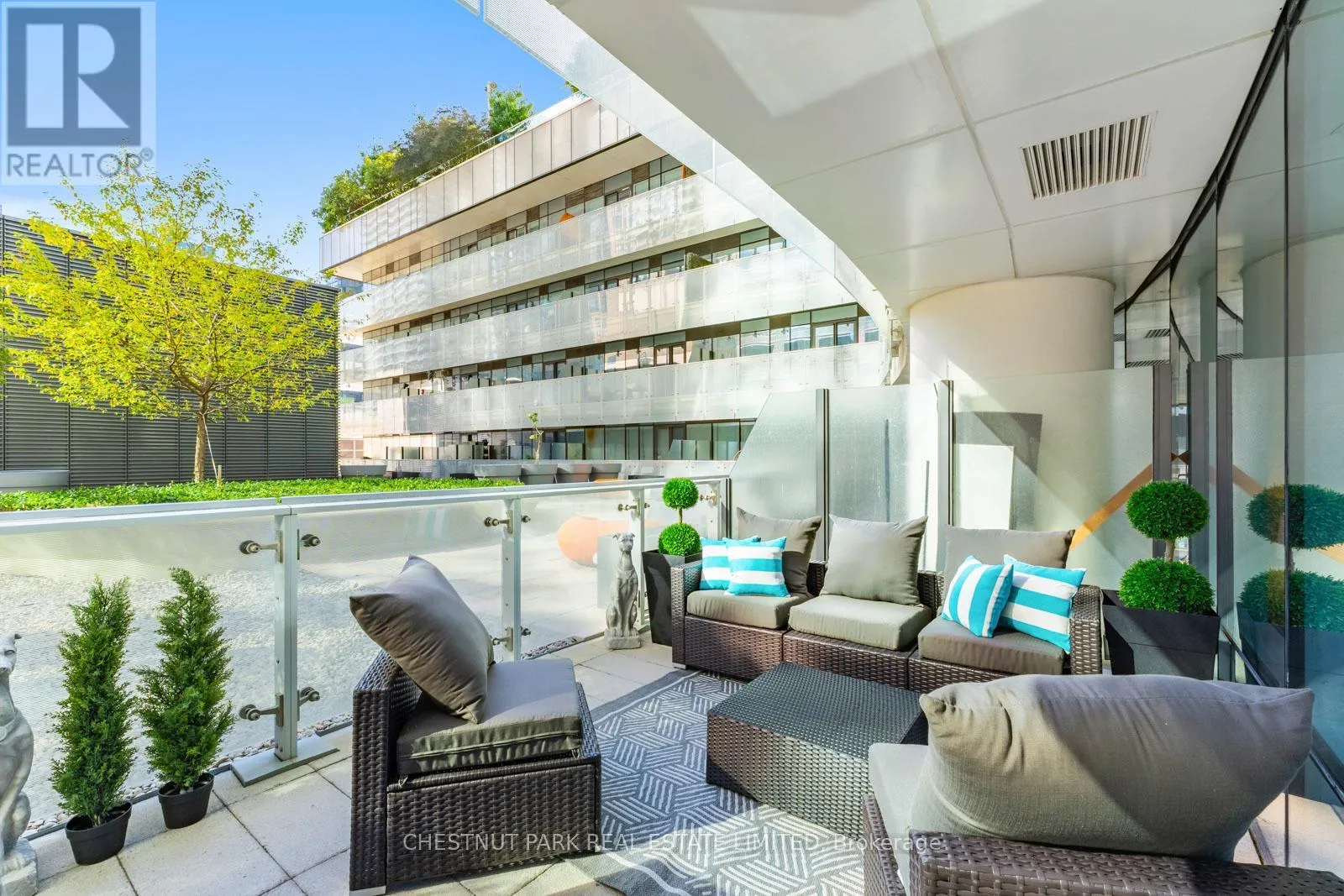 Apartment for rent: 303 - 1 Bloor Street E, Toronto, Ontario M4W 0A8