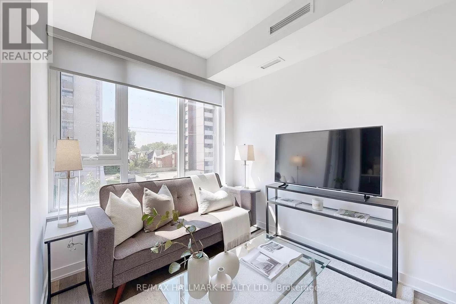 Apartment for rent: 303 - 1 Cardiff Road, Toronto, Ontario M4P 0G2