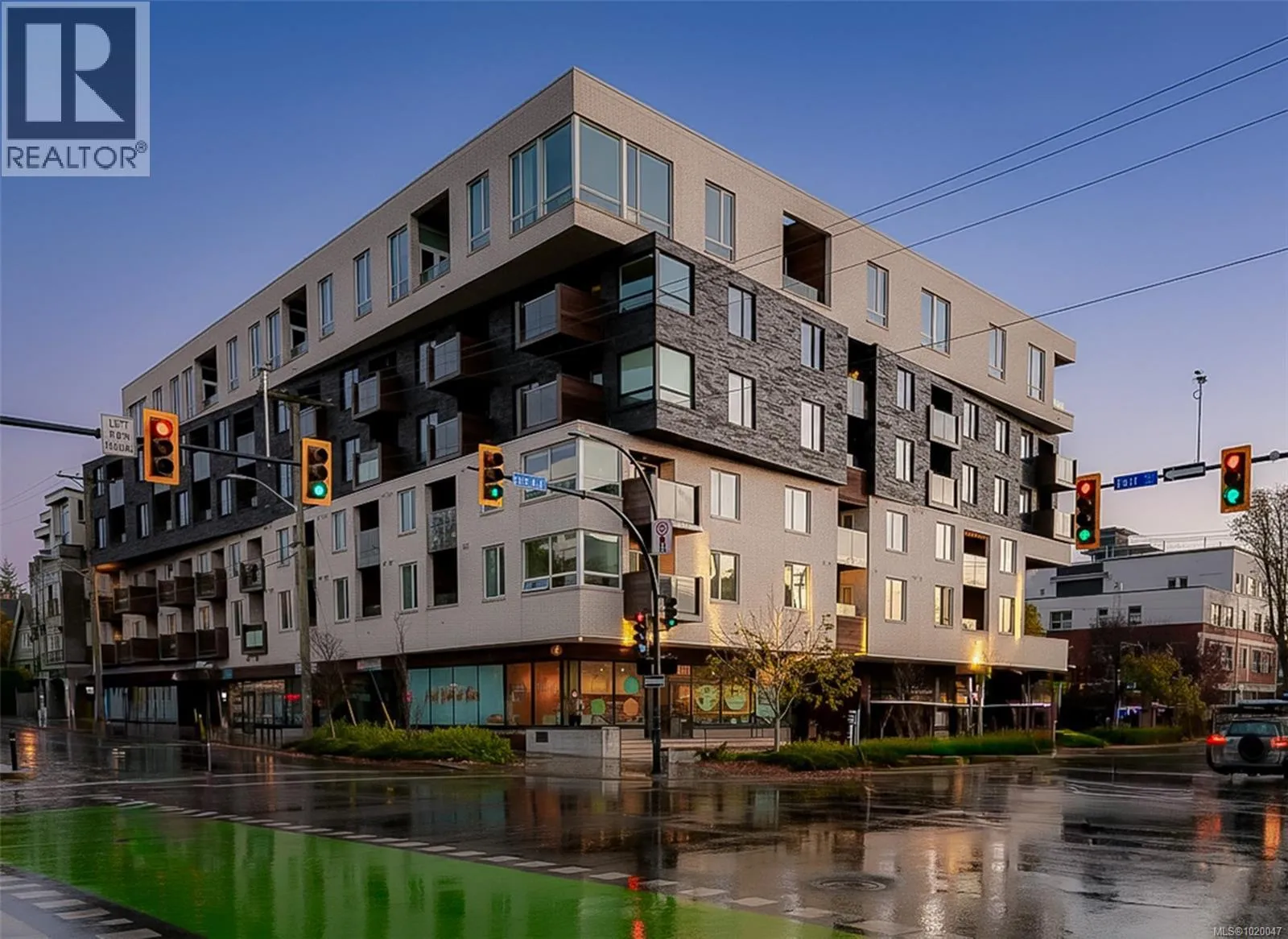 Apartment for rent: 303 1033 Cook St, Victoria, British Columbia V8V 0E1