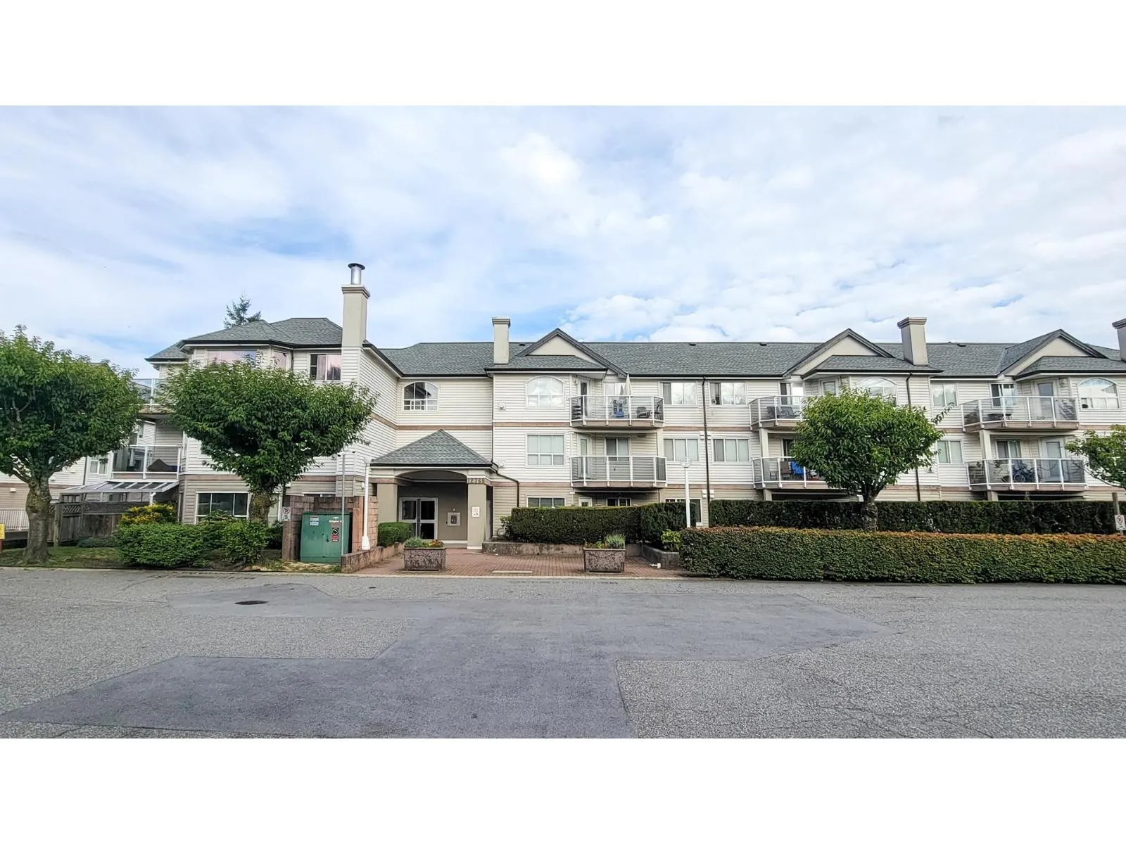 Apartment for rent: 303 12769 72 Avenue, Surrey, British Columbia V3W 2M7