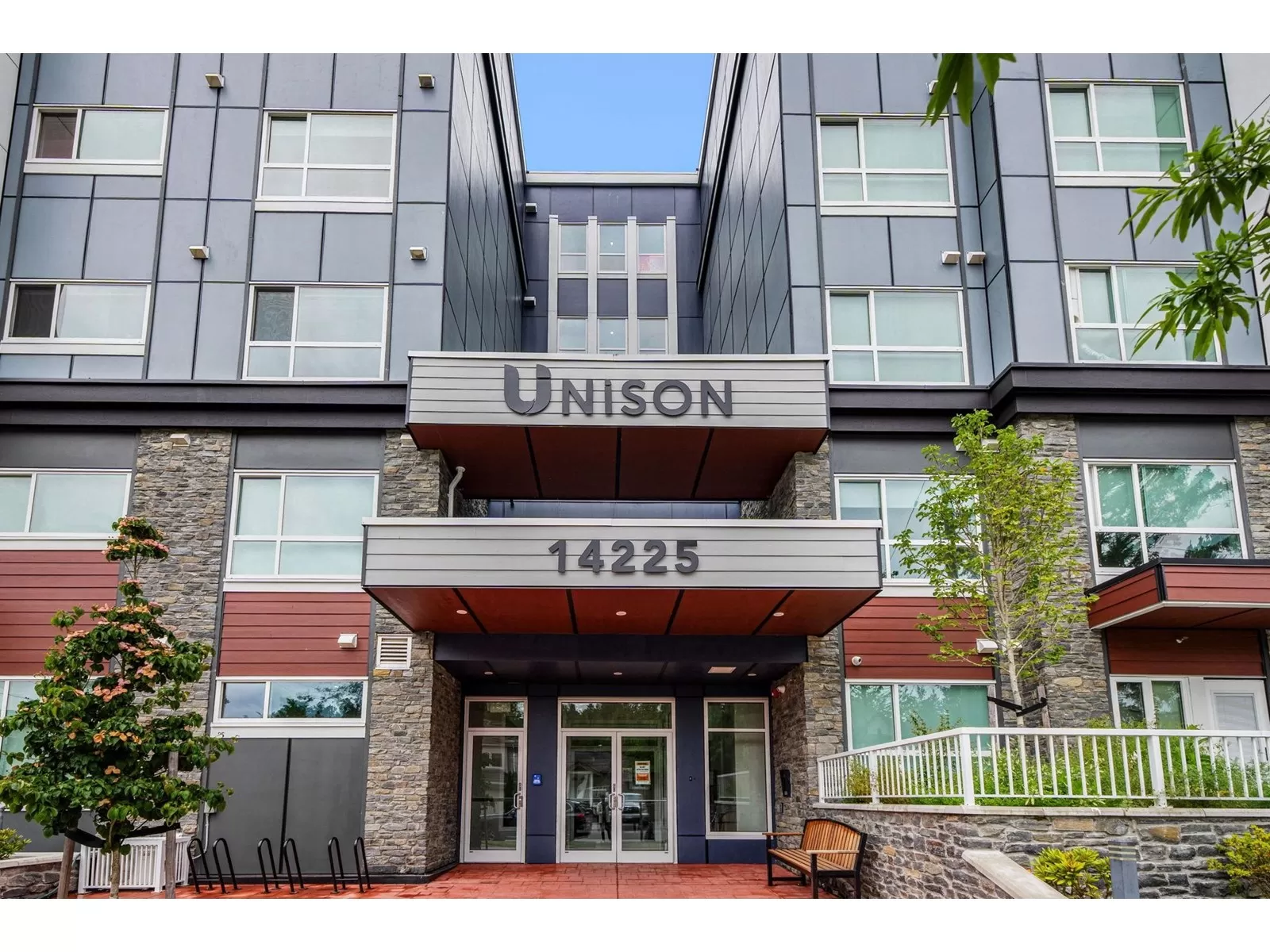 Apartment for rent: 303 14225 103a Avenue, Surrey, British Columbia V3T 0T4