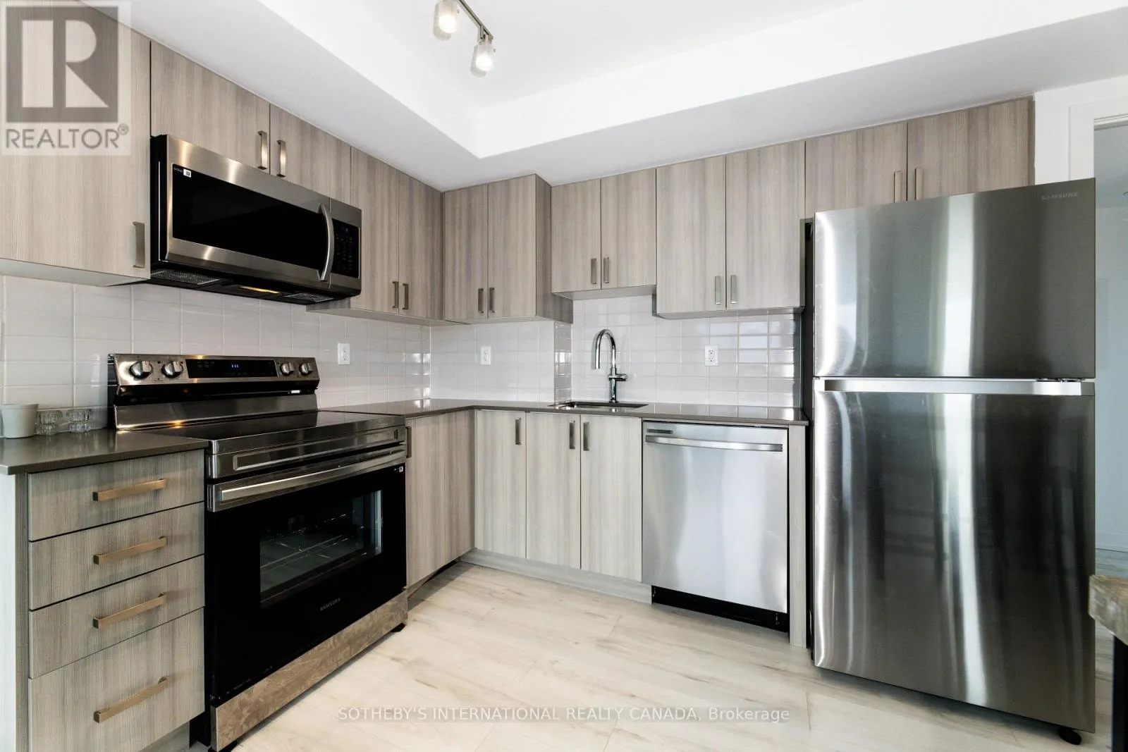 Apartment for rent: 303 - 1435 Celebration Drive, Pickering, Ontario L1W 0C4