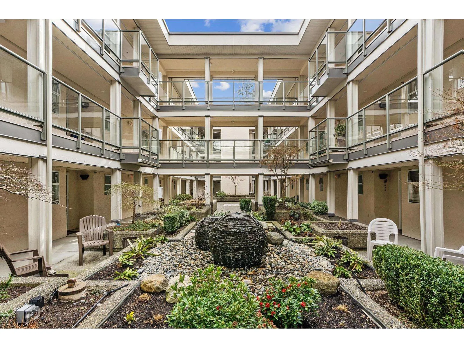 Apartment for rent: 303 15255 18 Avenue, Surrey, British Columbia V4A 1W9