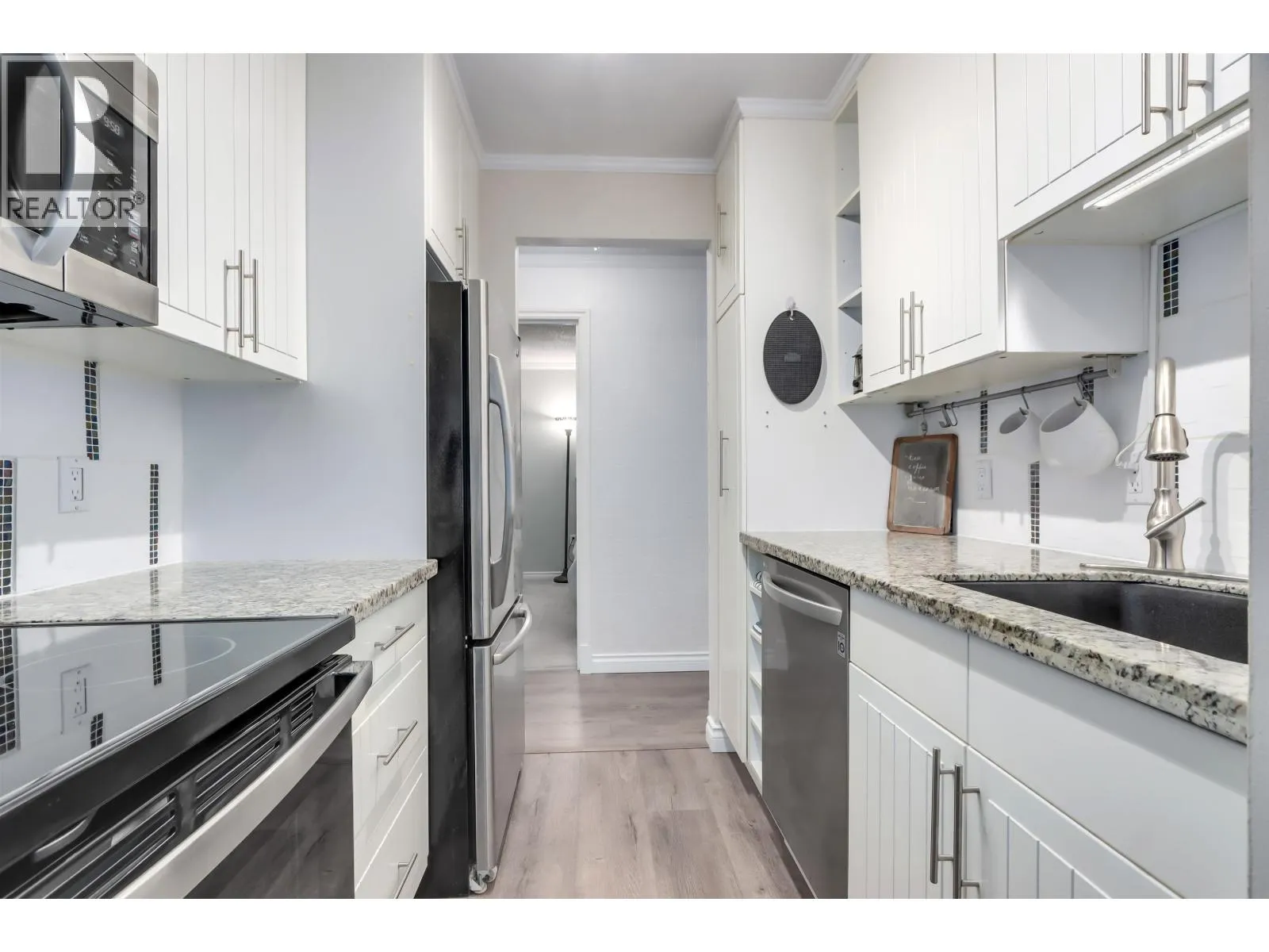 Apartment for rent: 303 2004 Fullerton Avenue, North Vancouver, British Columbia V7P 3G8