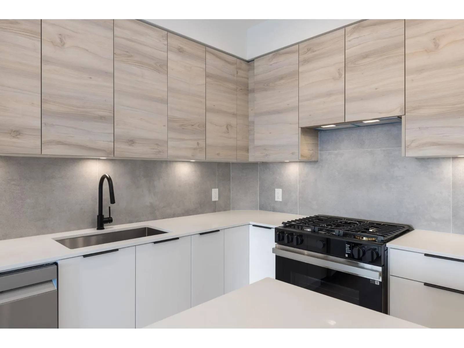 Apartment for rent: 303 30490 Cardinal Avenue, Abbotsford, British Columbia V2T 0C5