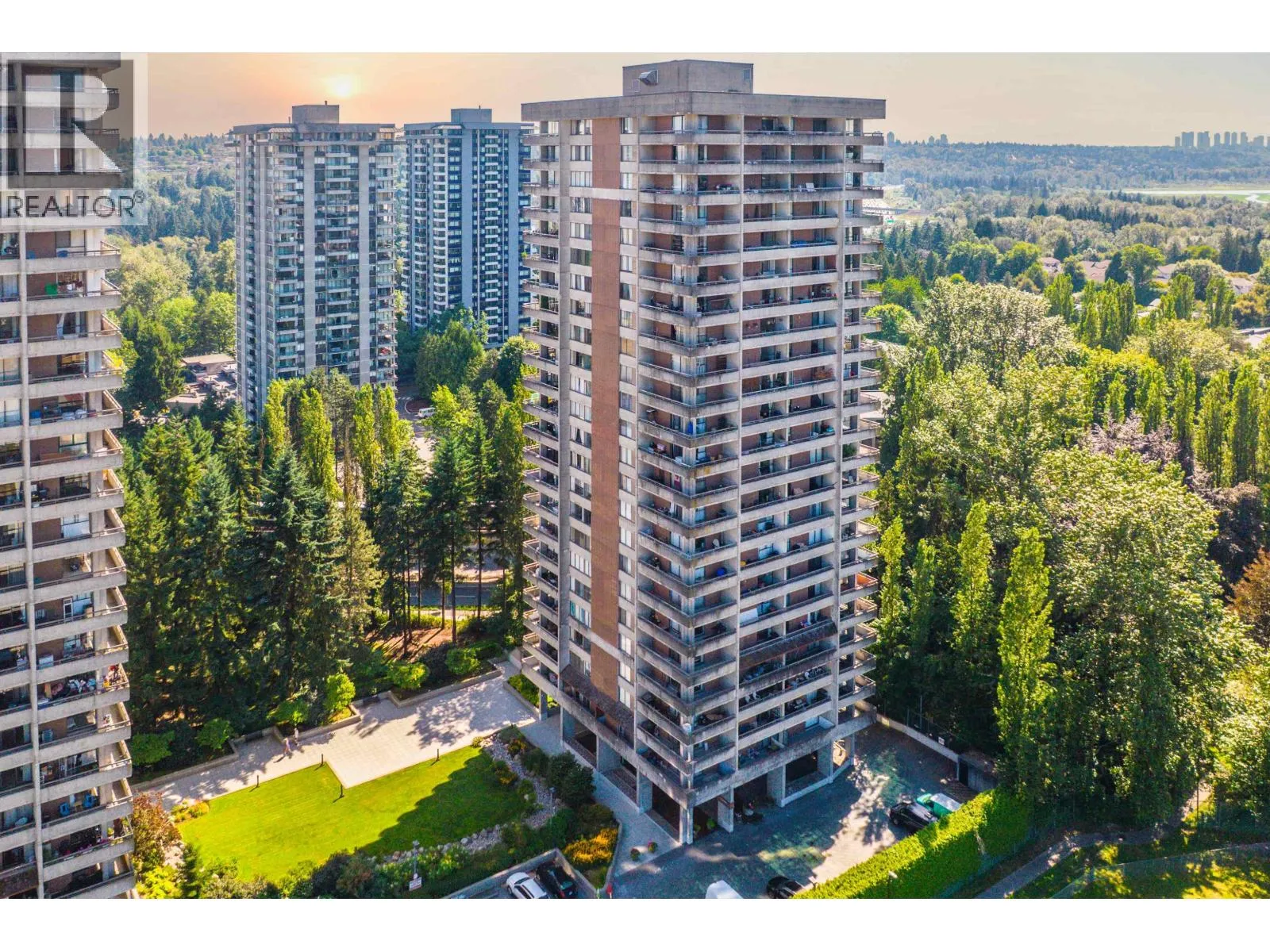 Apartment for rent: 303 3737 Bartlett Court, Burnaby, British Columbia V3J 7E3