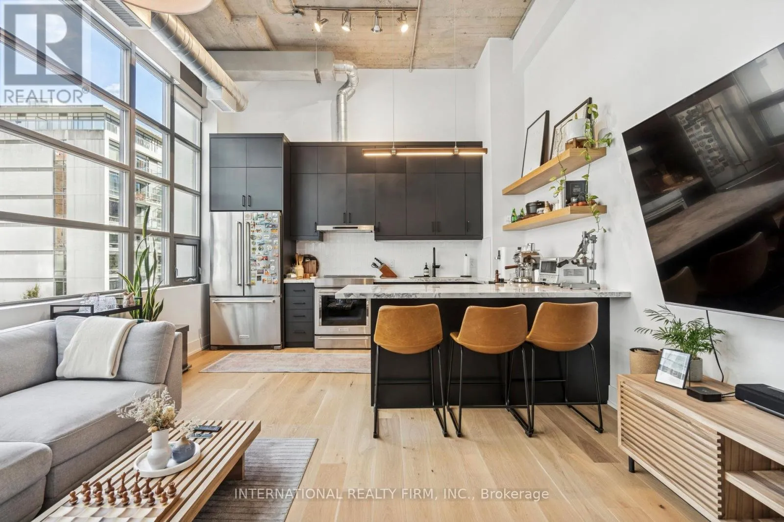 Apartment for rent: 303 - 637 Lake Shore Boulevard W, Toronto, Ontario M5V 3J6