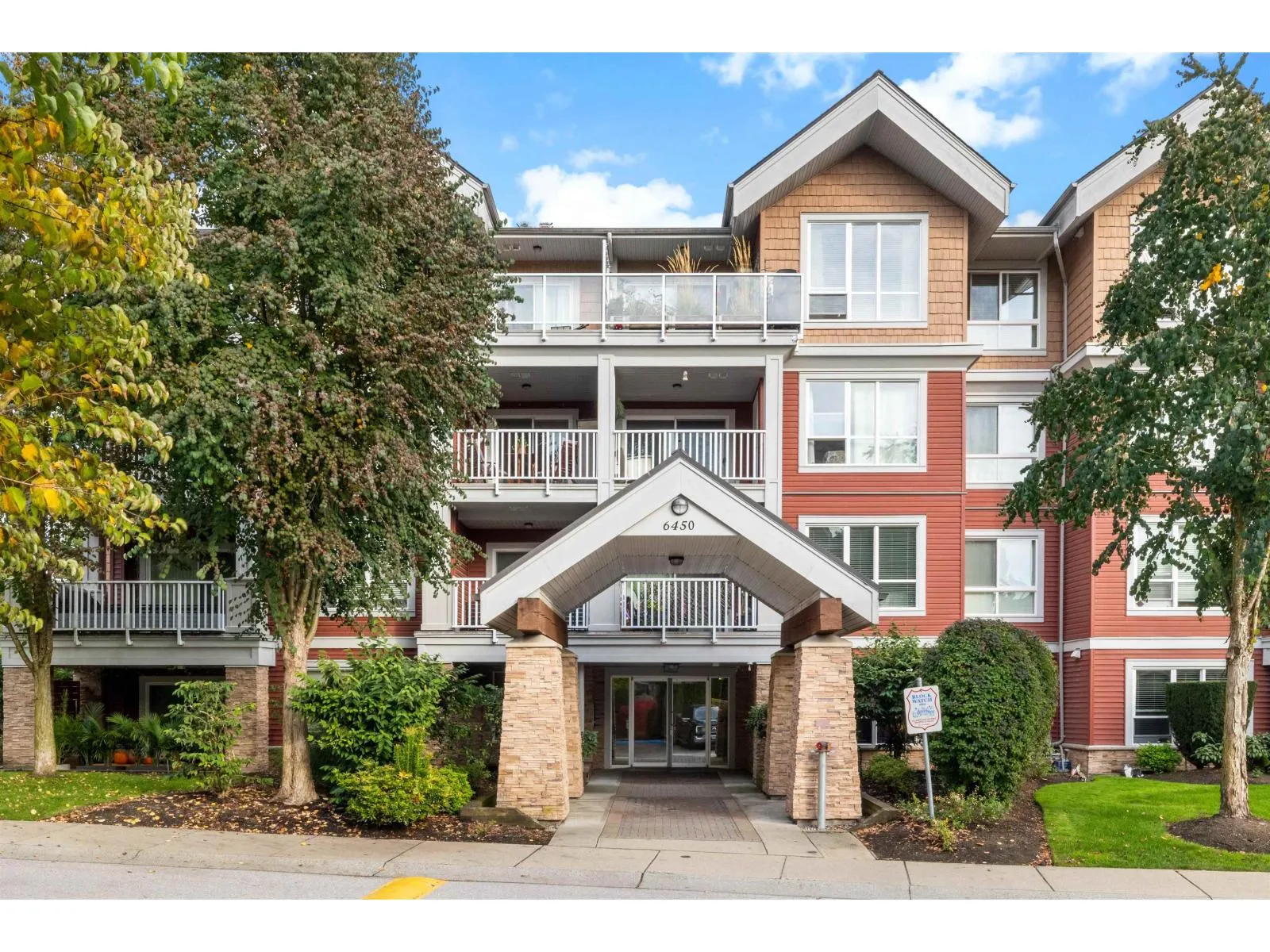 Apartment for rent: 303 6450 194 Street, Surrey, British Columbia V4N 6J8