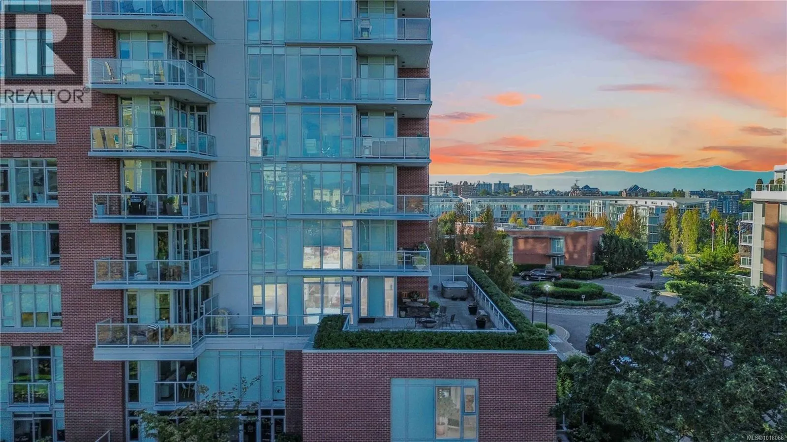 Apartment for rent: 303 83 Saghalie Rd, Victoria, British Columbia V9A 0E7