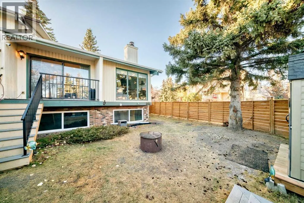 Row / Townhouse for rent: 303 Coach Side Road Sw, Calgary, Alberta T3H 1C7