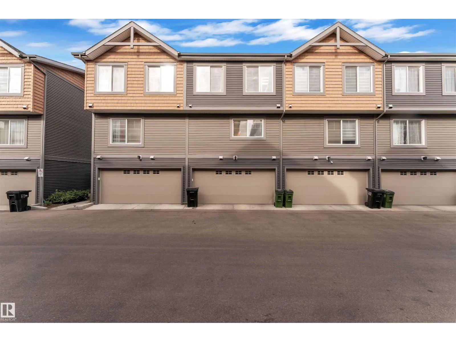 Row / Townhouse for rent: 3033 151 Av Nw, Edmonton, Alberta T5Y 3W4