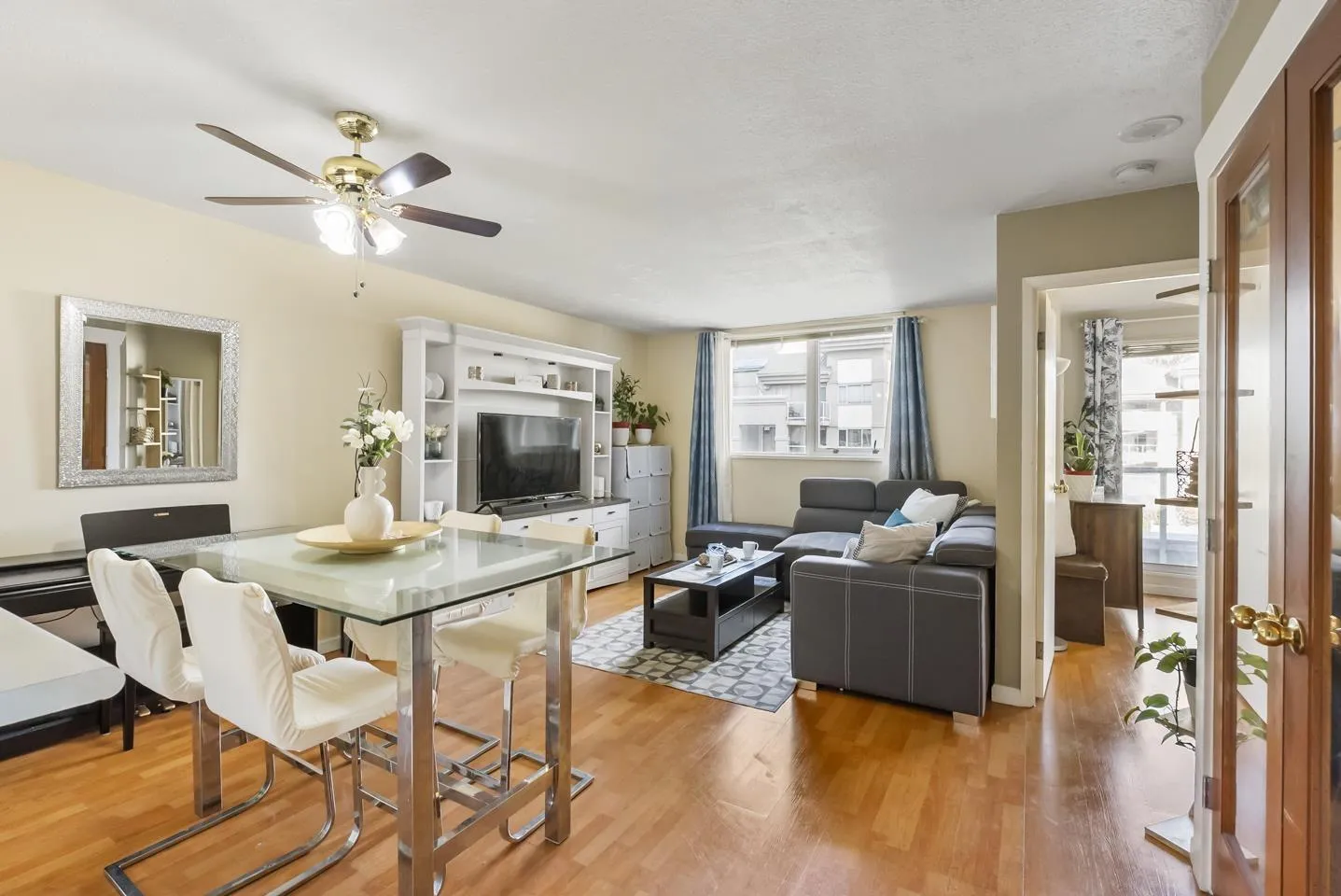 Apartment for rent: 304 10523 University Drive, Surrey, British Columbia V3T 5T8