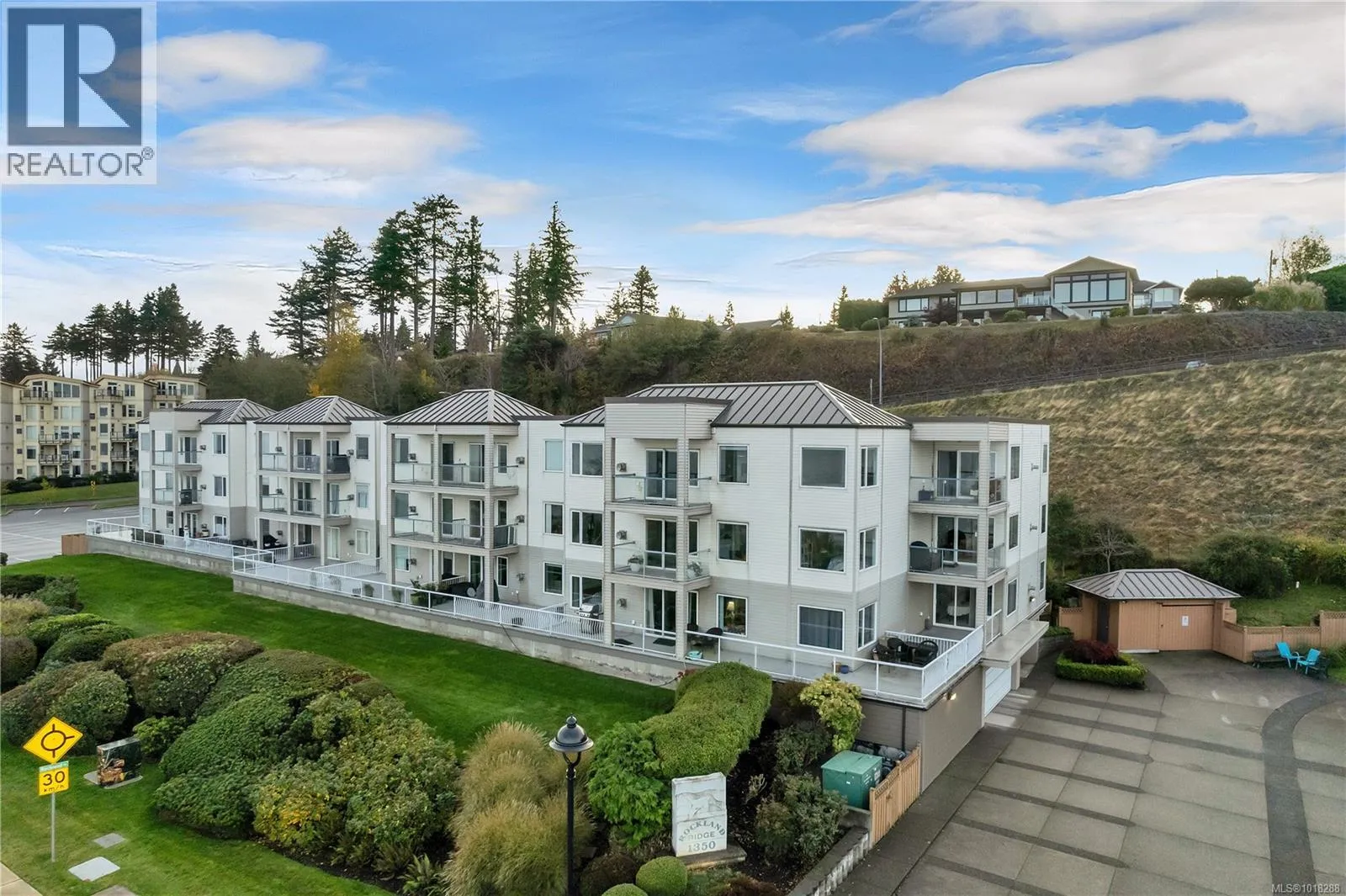 Apartment for rent: 304 1350 Island Hwy S, Campbell River, British Columbia V9W 1B7