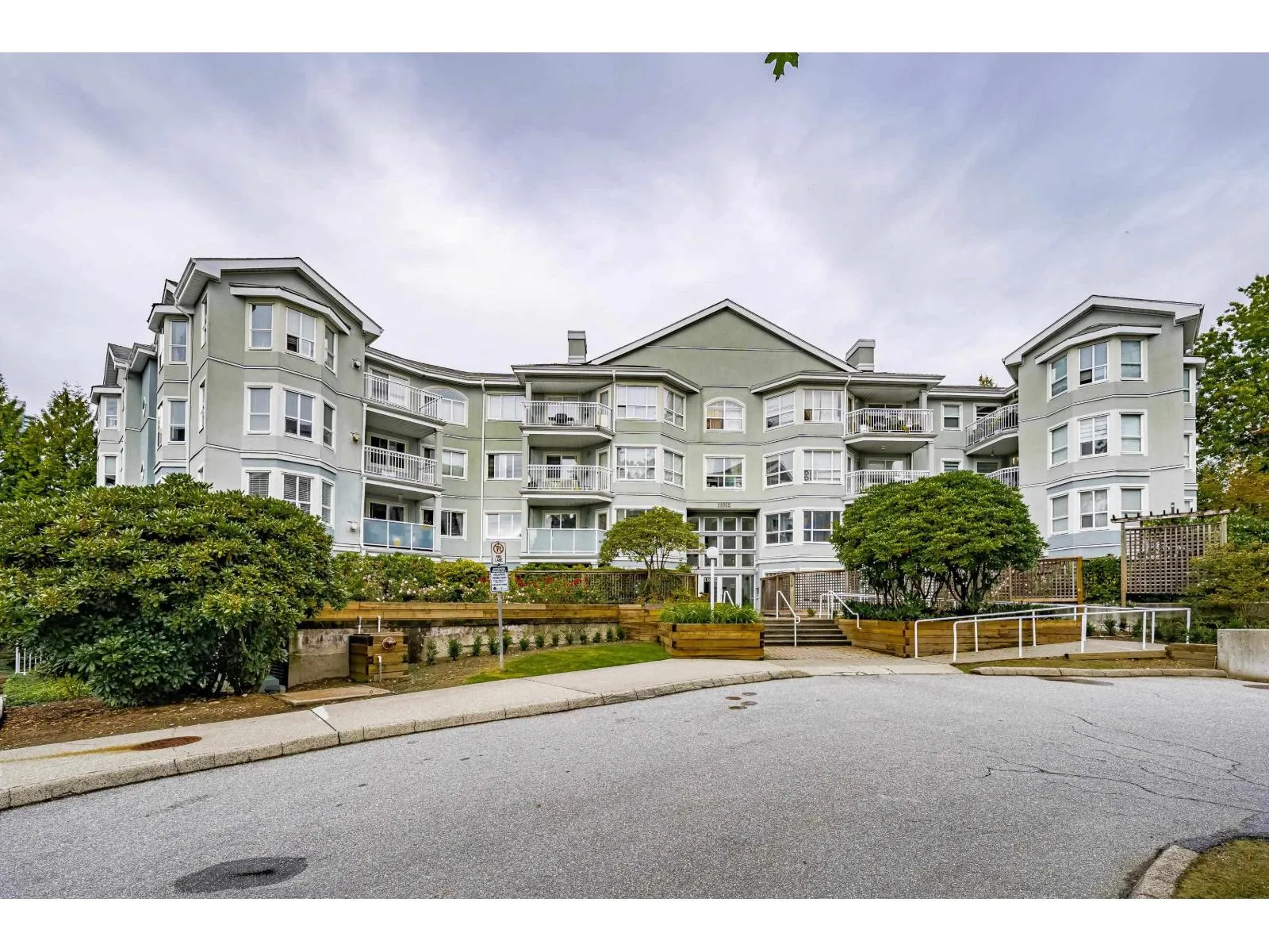 Apartment for rent: 304 13955 Laurel Drive, Surrey, British Columbia V3T 1A8