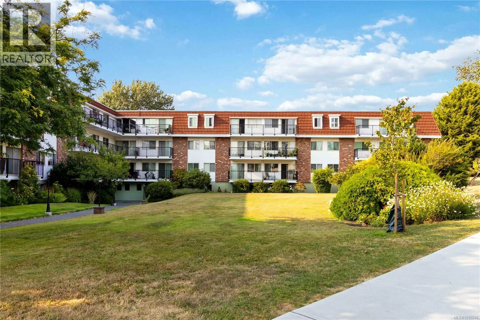 Apartment for rent: 304 1680 Poplar Ave, Saanich, British Columbia V8P 4K7