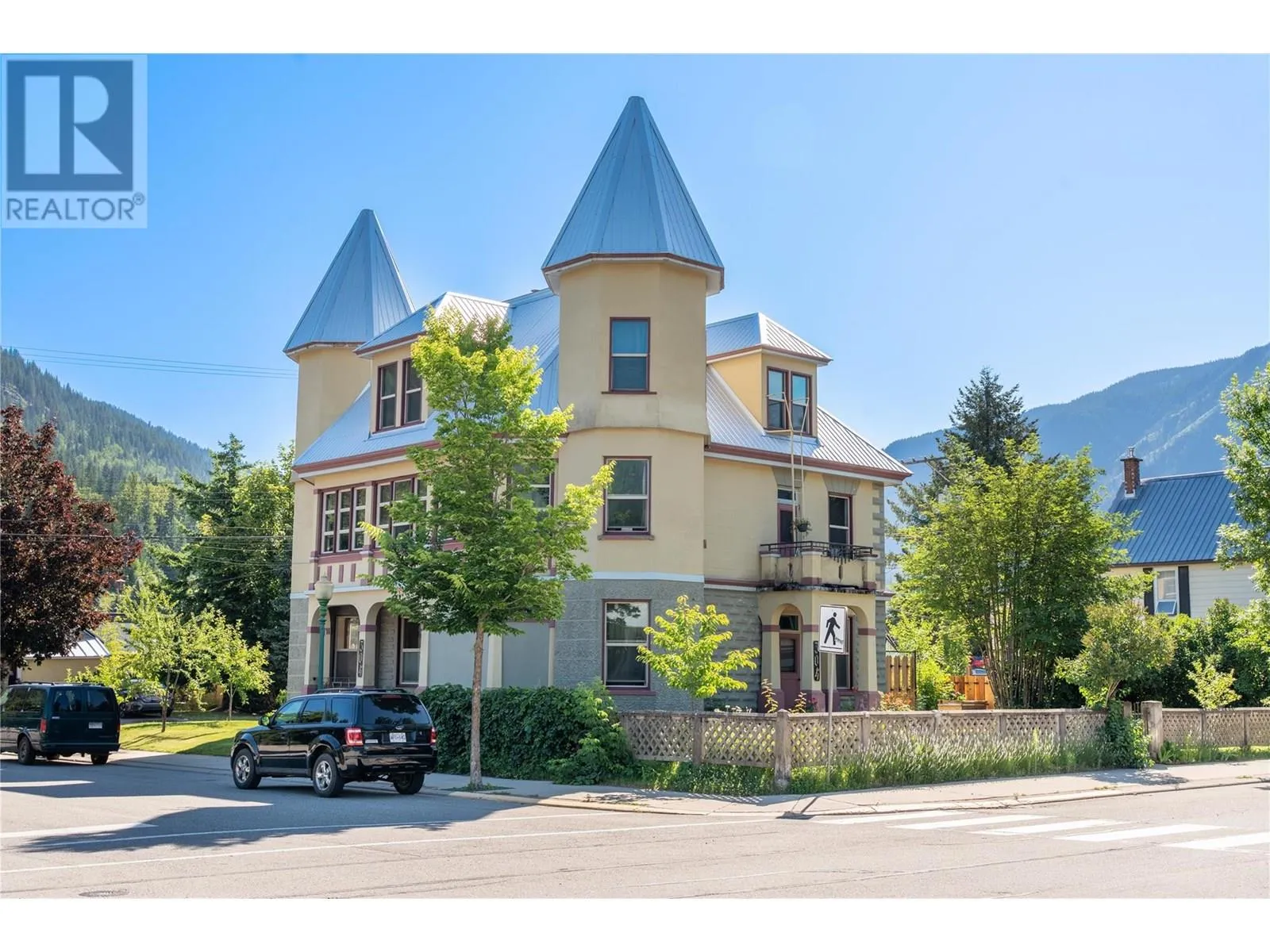 Triplex for rent: 304 Second Street E, Revelstoke, British Columbia V0E 2S0