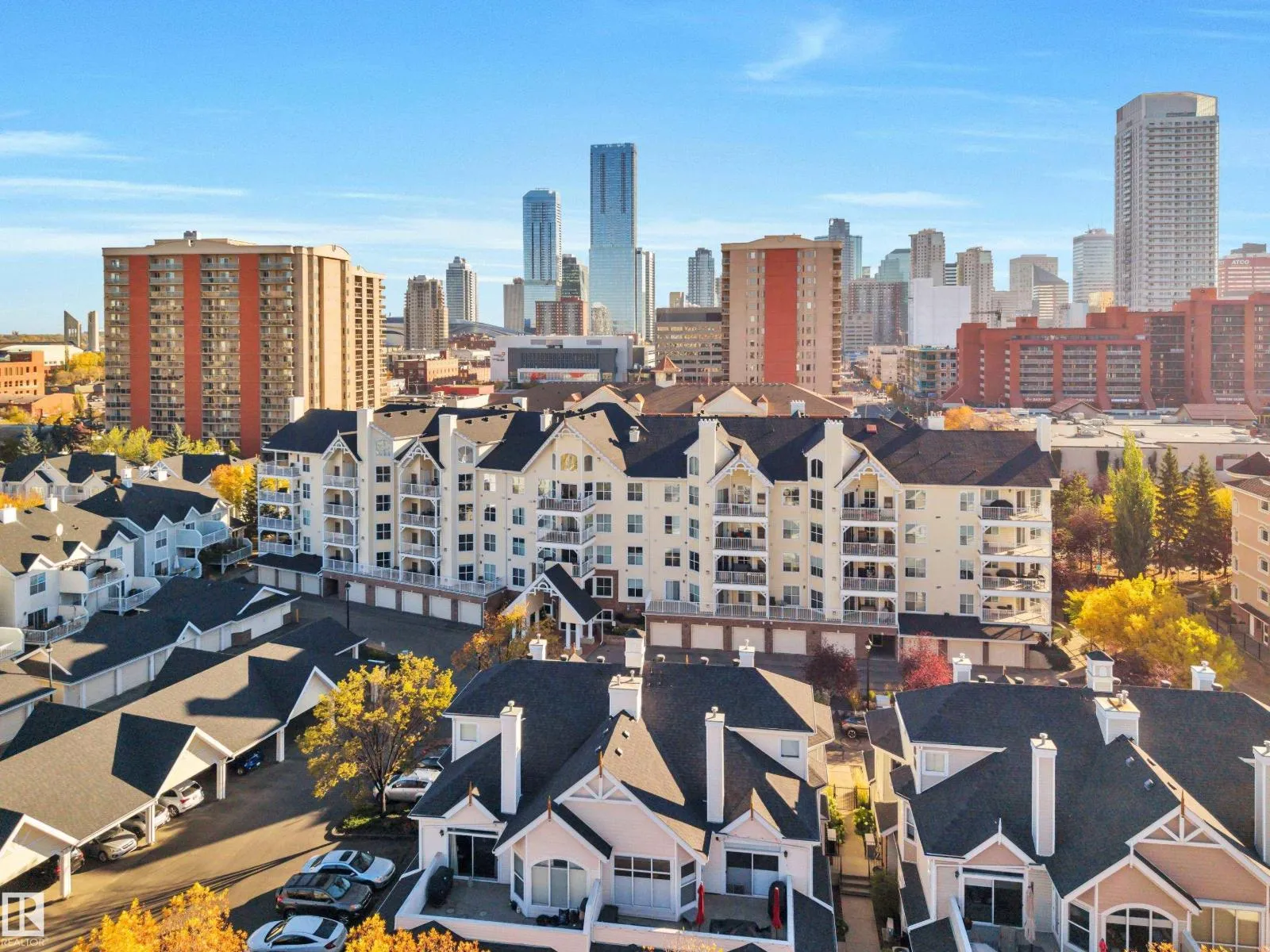 Apartment for rent: #305 10221 111 St Nw, Edmonton, Alberta T5K 2W5