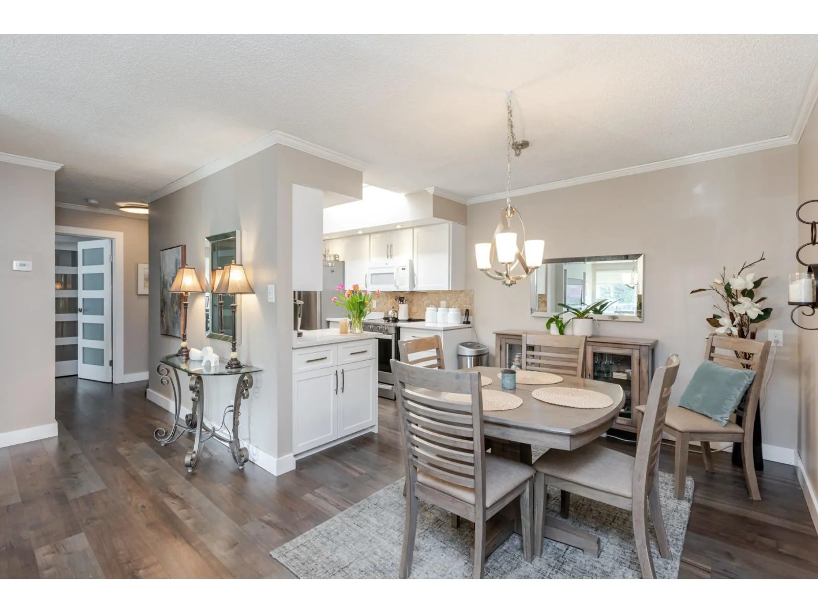 Apartment for rent: 305 1351 Martin Street, White Rock, British Columbia V4B 3W6