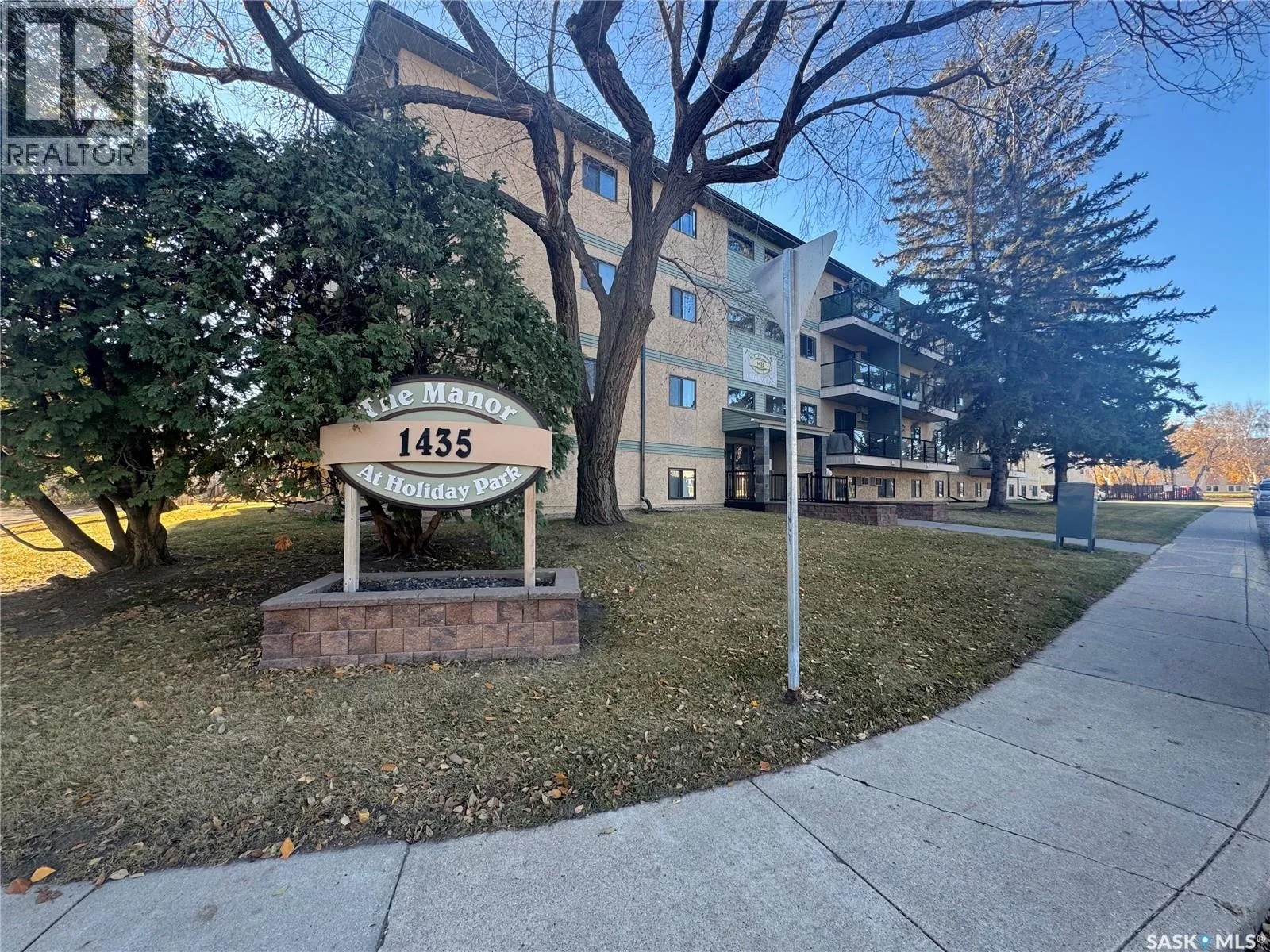 Apartment for rent: 305 1435 Embassy Drive, Saskatoon, Saskatchewan S7M 4E5