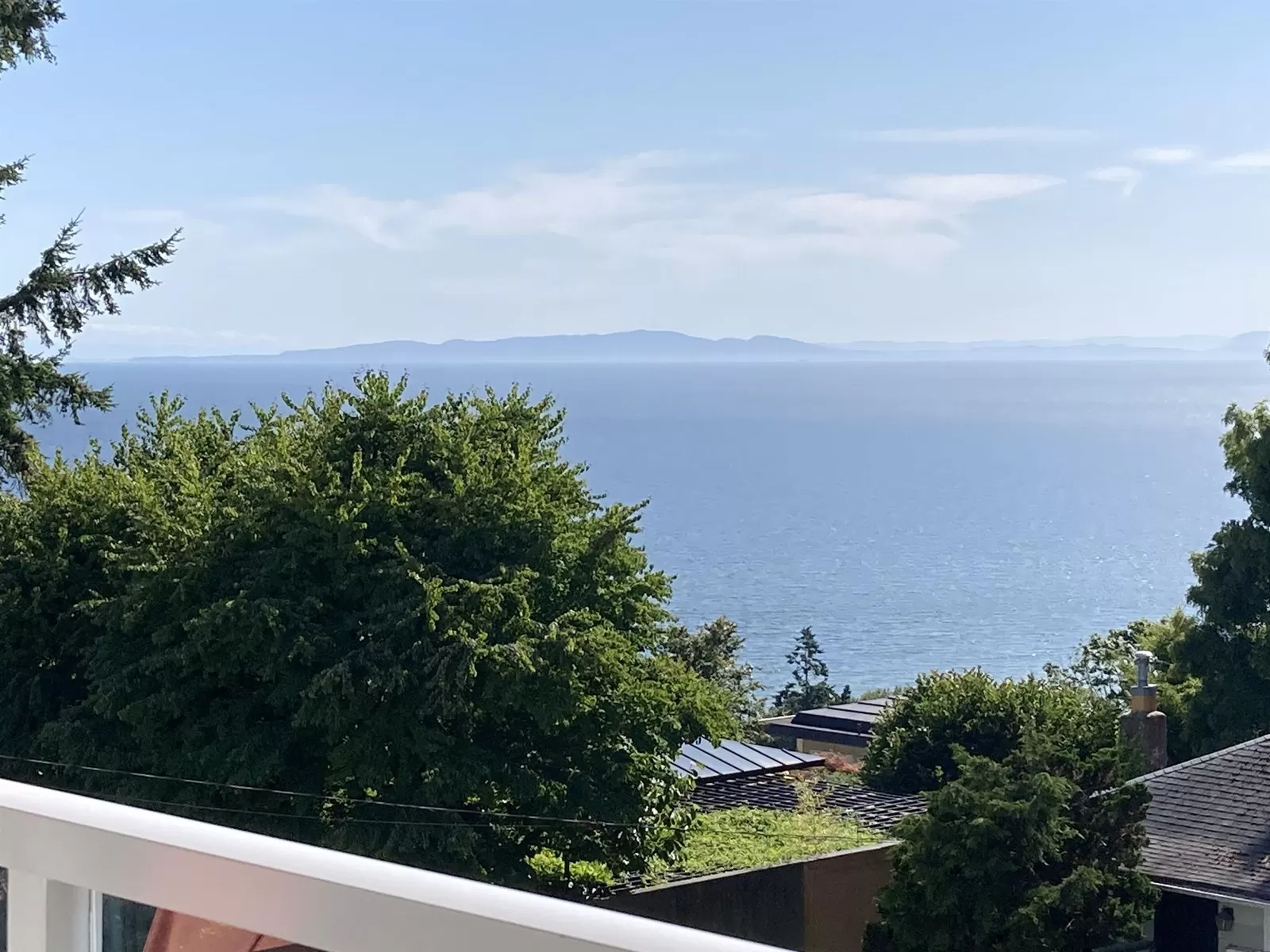 Apartment for rent: 305 15010 Roper Avenue, White Rock, British Columbia V4B 5A9