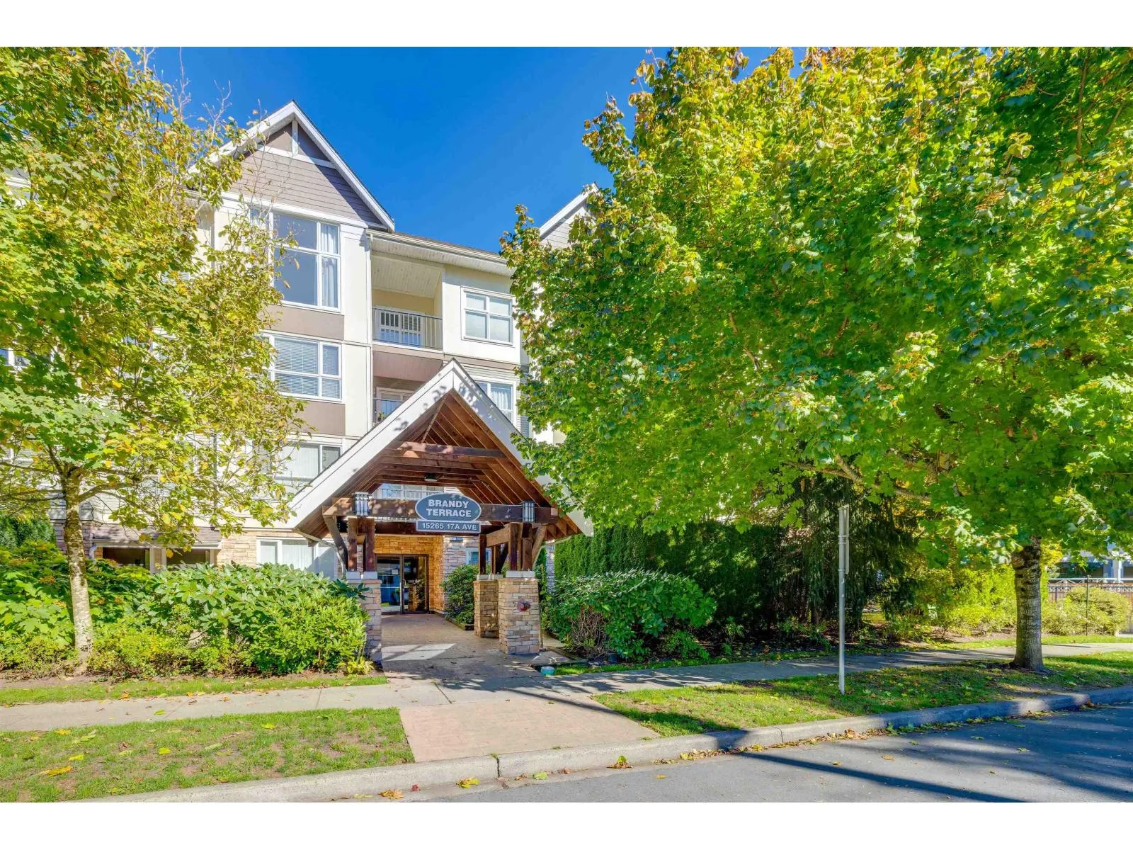 Apartment for rent: 305 15265 17a Avenue, Surrey, British Columbia V4A 1V4