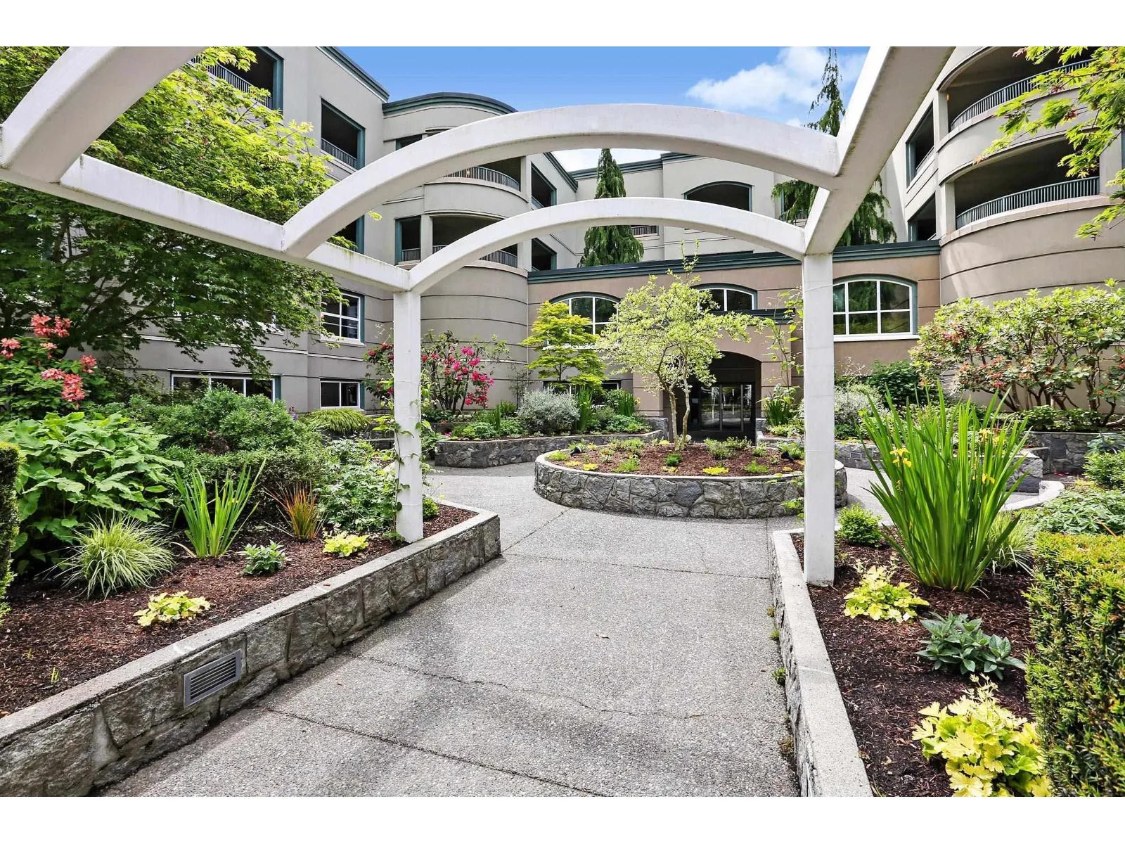 Apartment for rent: 305 1725 128 Street, Surrey, British Columbia V4A 3V2