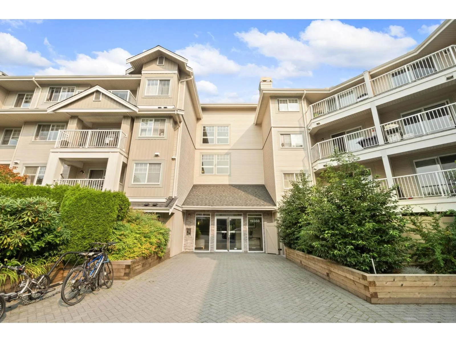 Apartment for rent: 305 19388 65 Avenue, Surrey, British Columbia V4N 5S1