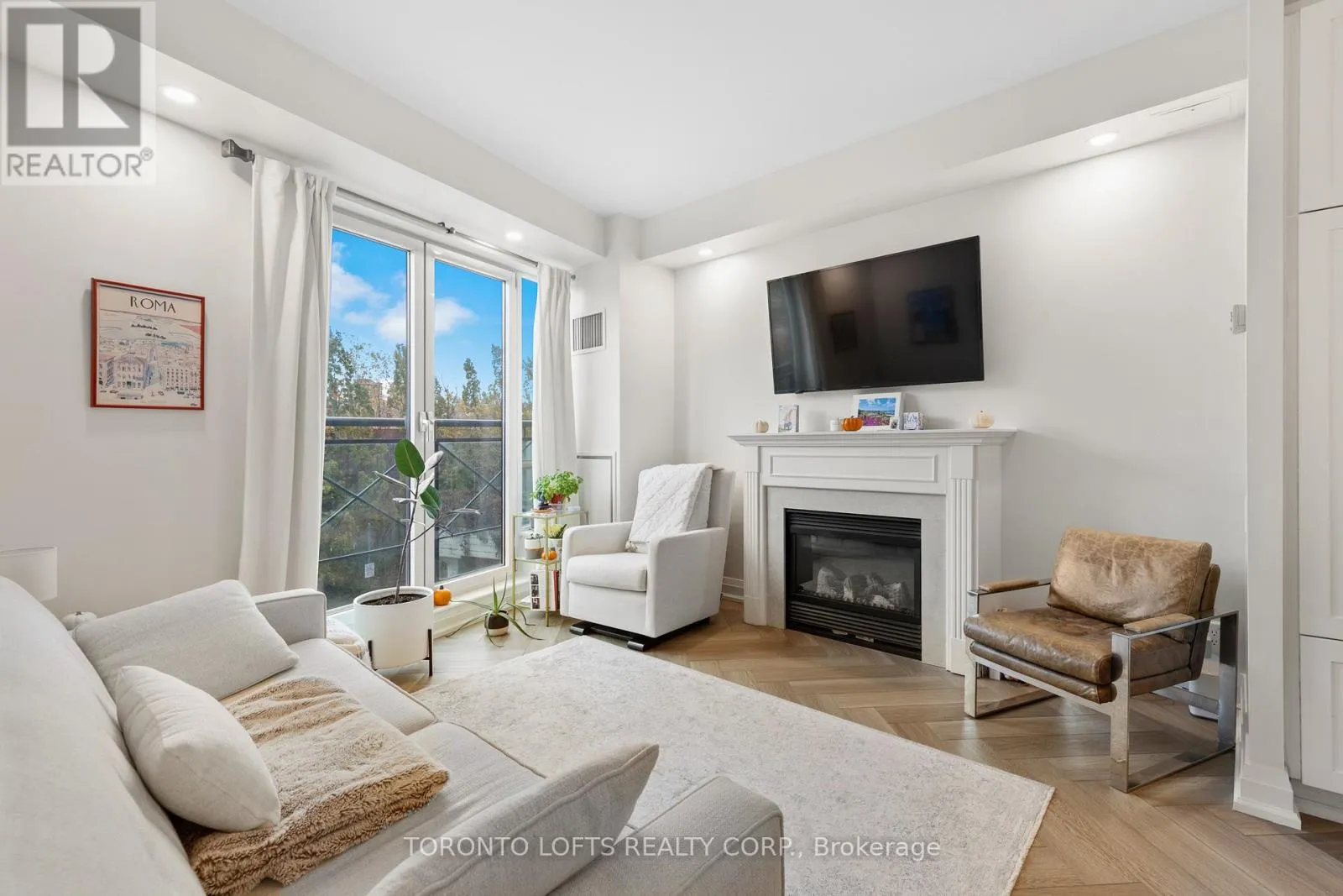 Apartment for rent: 305 - 20 Scrivener Square, Toronto, Ontario M4W 3X9