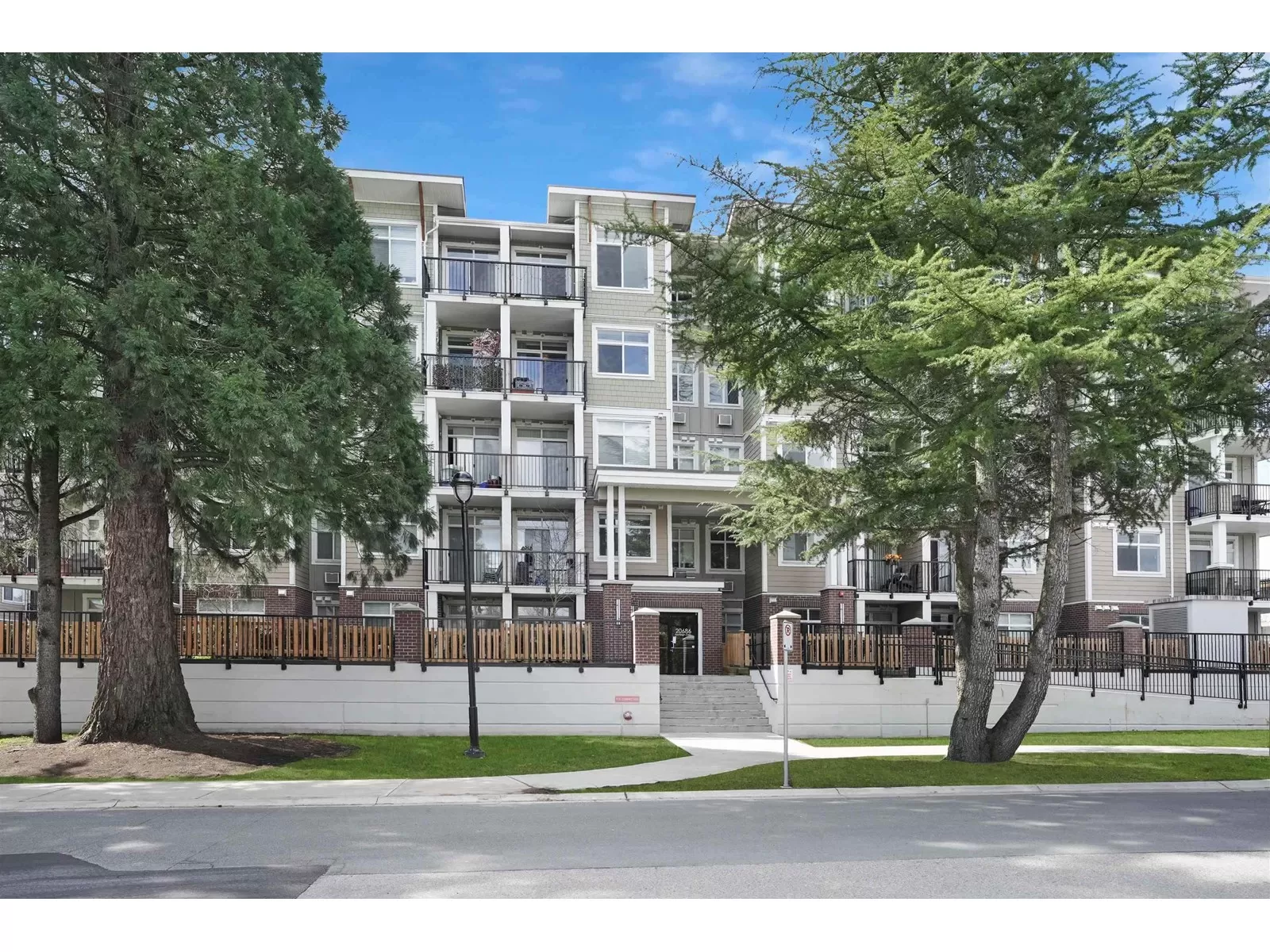 Apartment for rent: 305 20686 Eastleigh Crescent, Langley, British Columbia V3A 0M4