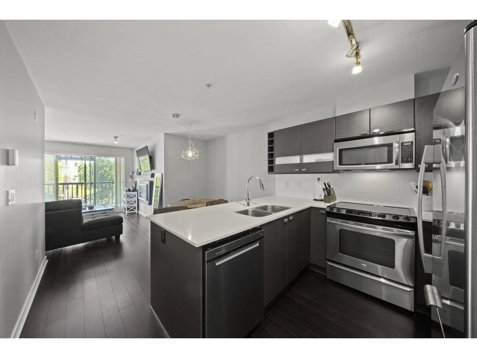 Apartment for rent: 305 21009 56 Avenue, Langley, British Columbia V3A 0C9