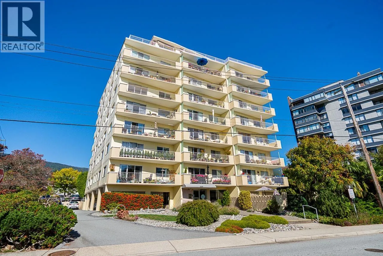 Apartment for rent: 305 2187 Bellevue Avenue, West Vancouver, British Columbia V7V 1C2