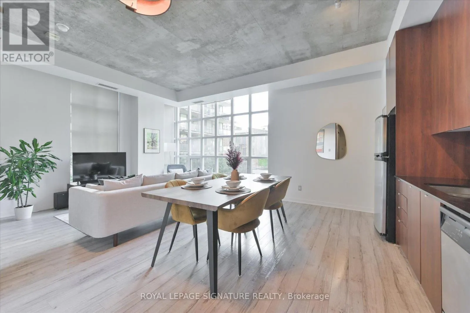 Apartment for rent: 305 - 23 Brant Street, Toronto, Ontario M5V 2L5