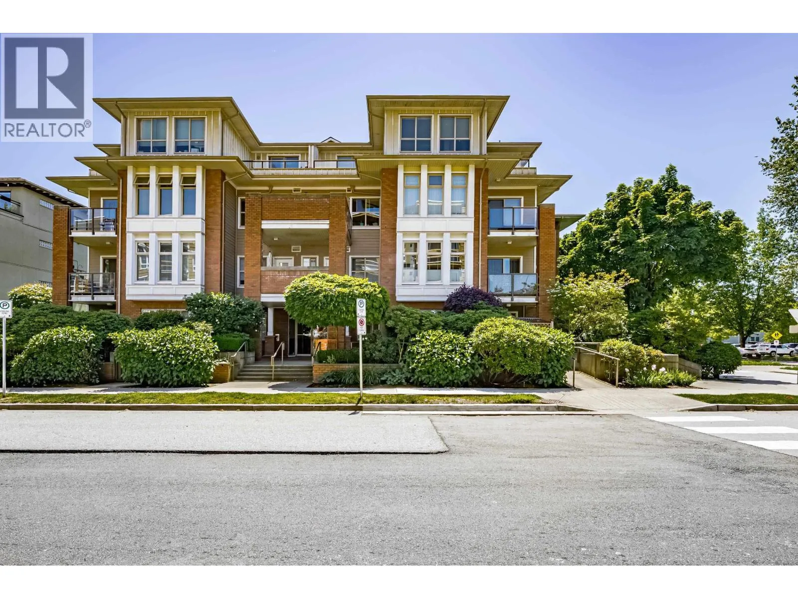 Apartment for rent: 305 2488 Welcher Avenue, Port Coquitlam, British Columbia V3C 1X7