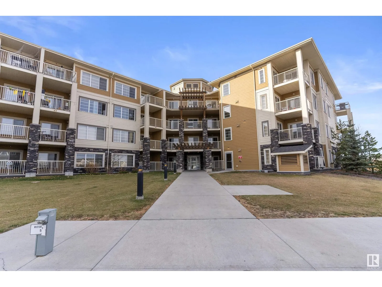 Apartment for rent: #305 3670 139 Av Nw, Edmonton, Alberta T5Y 3N5