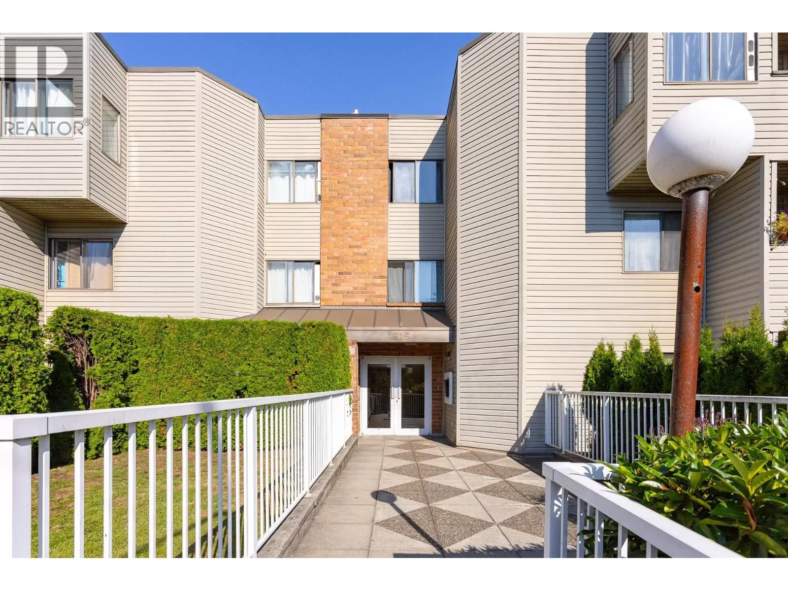 Apartment for rent: 305 615 North Road, Coquitlam, British Columbia V3J 1P1