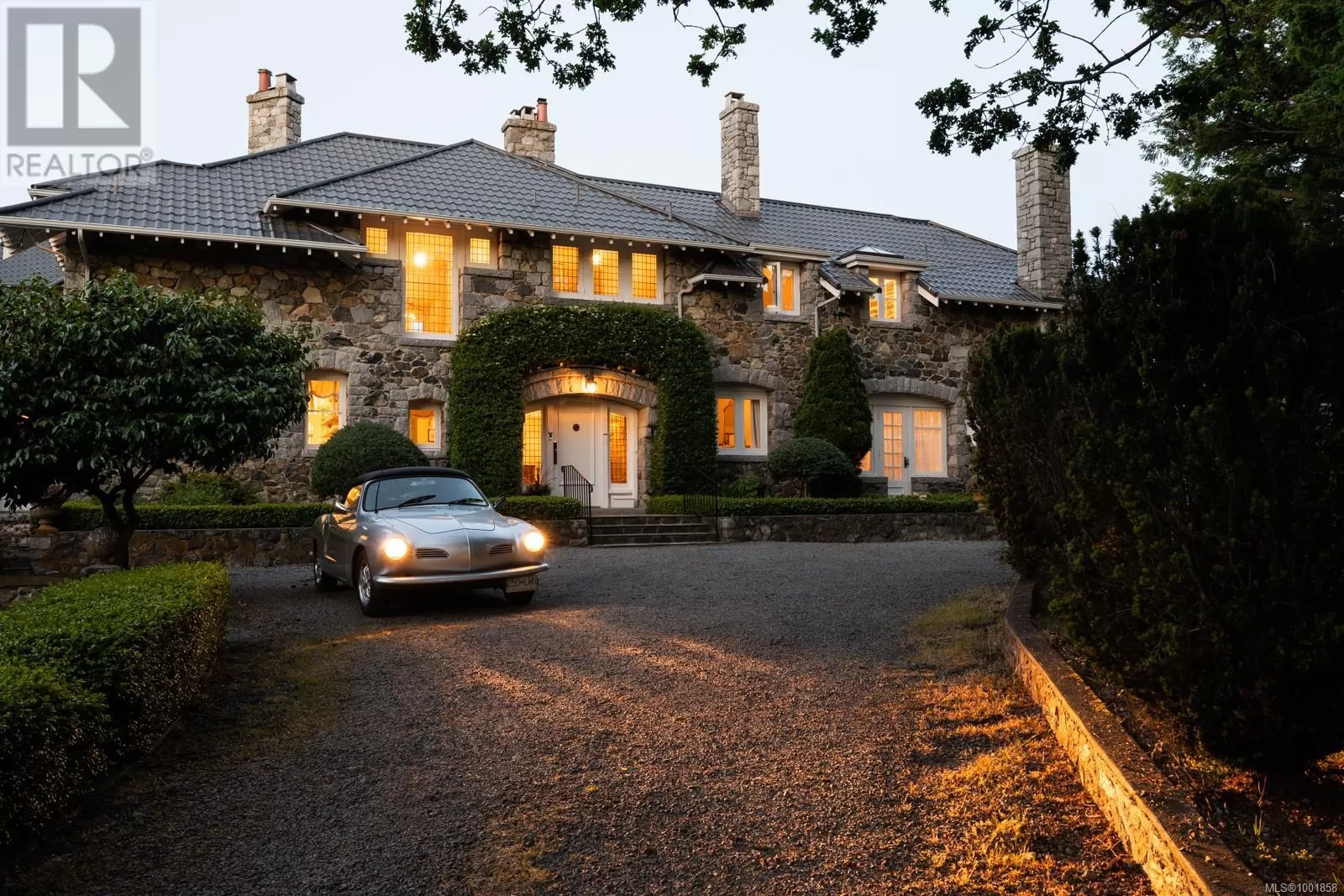 House for rent: 305 Denison Rd, Oak Bay, British Columbia V8S 4K2