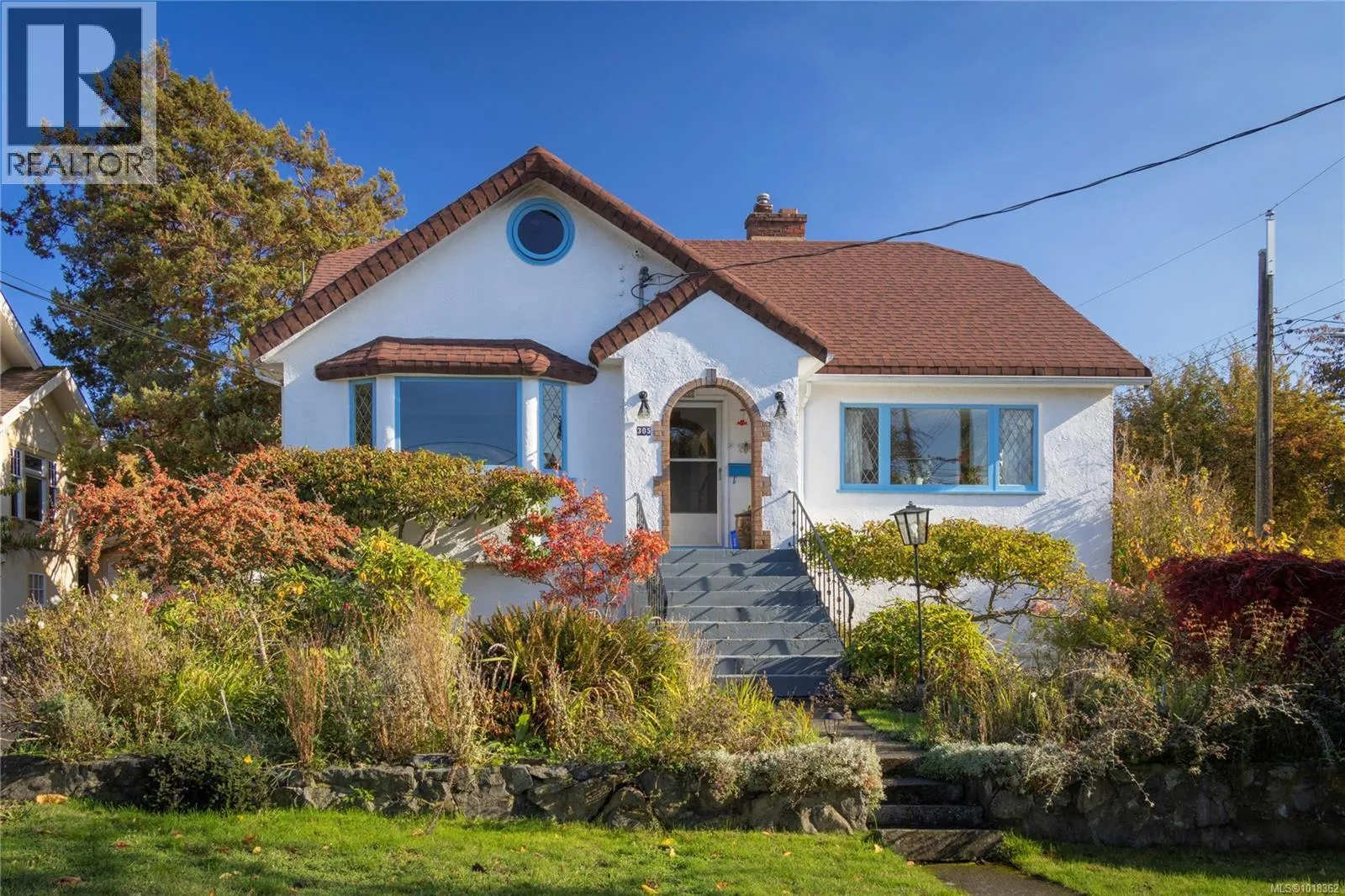 House for rent: 305 Linden Ave, Victoria, British Columbia V8V 4E8