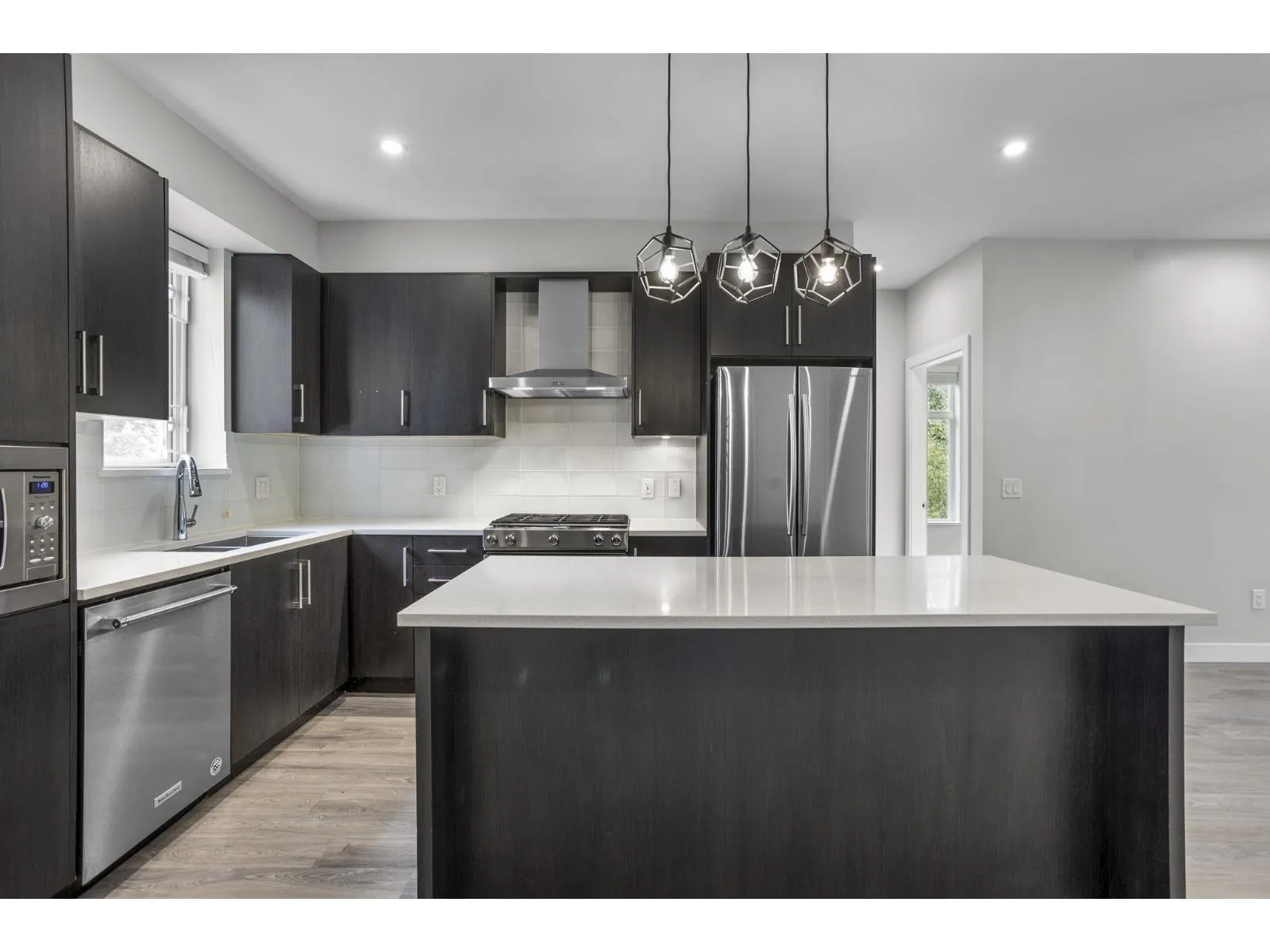 Apartment for rent: 306 15436 31 Avenue, Surrey, British Columbia V3Z 1H3